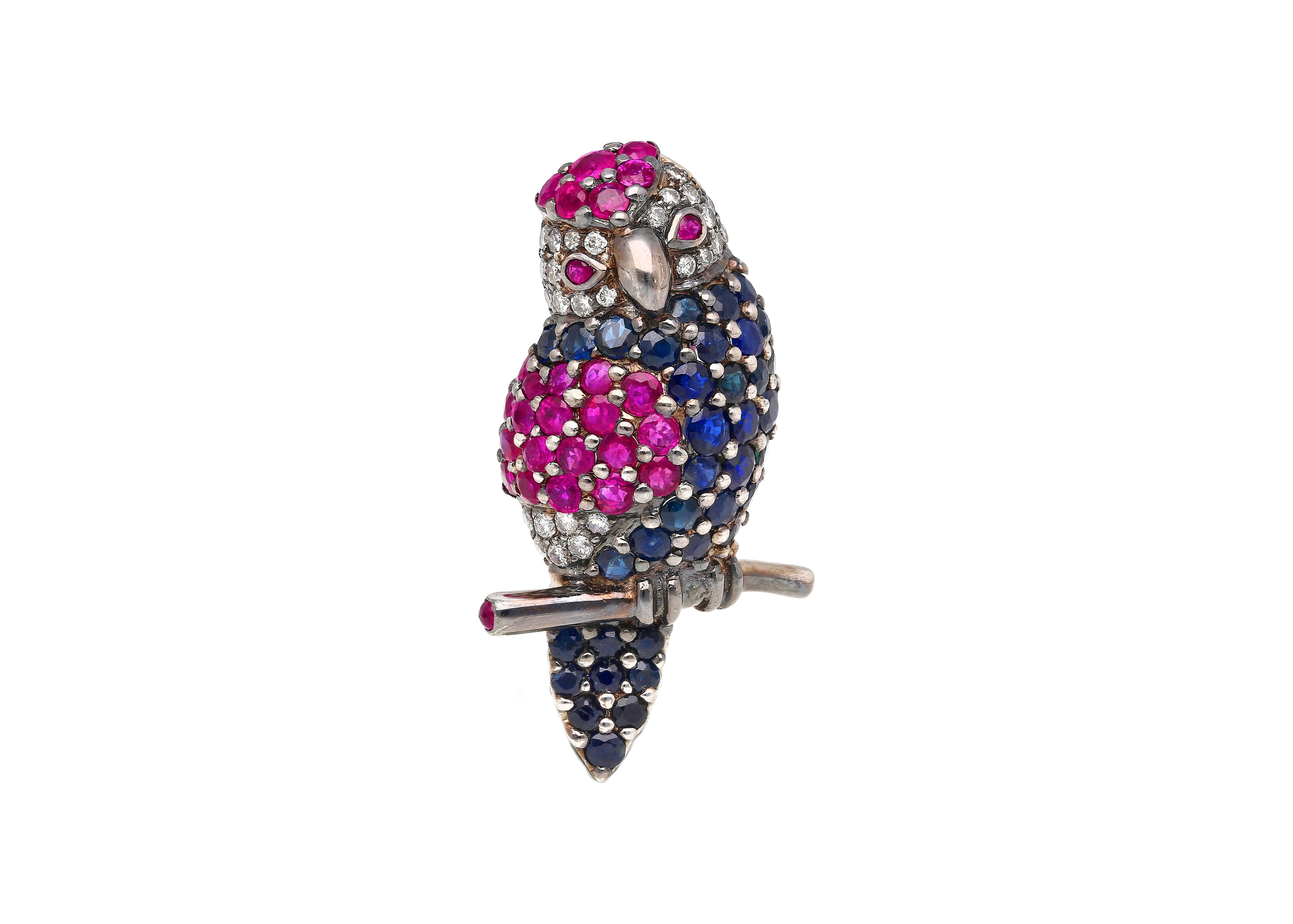 Broche perroquet en or blanc 18 carats 3,14 carats saphirs roses et bleus et diamants pavés Bon état - En vente à Miami, FL