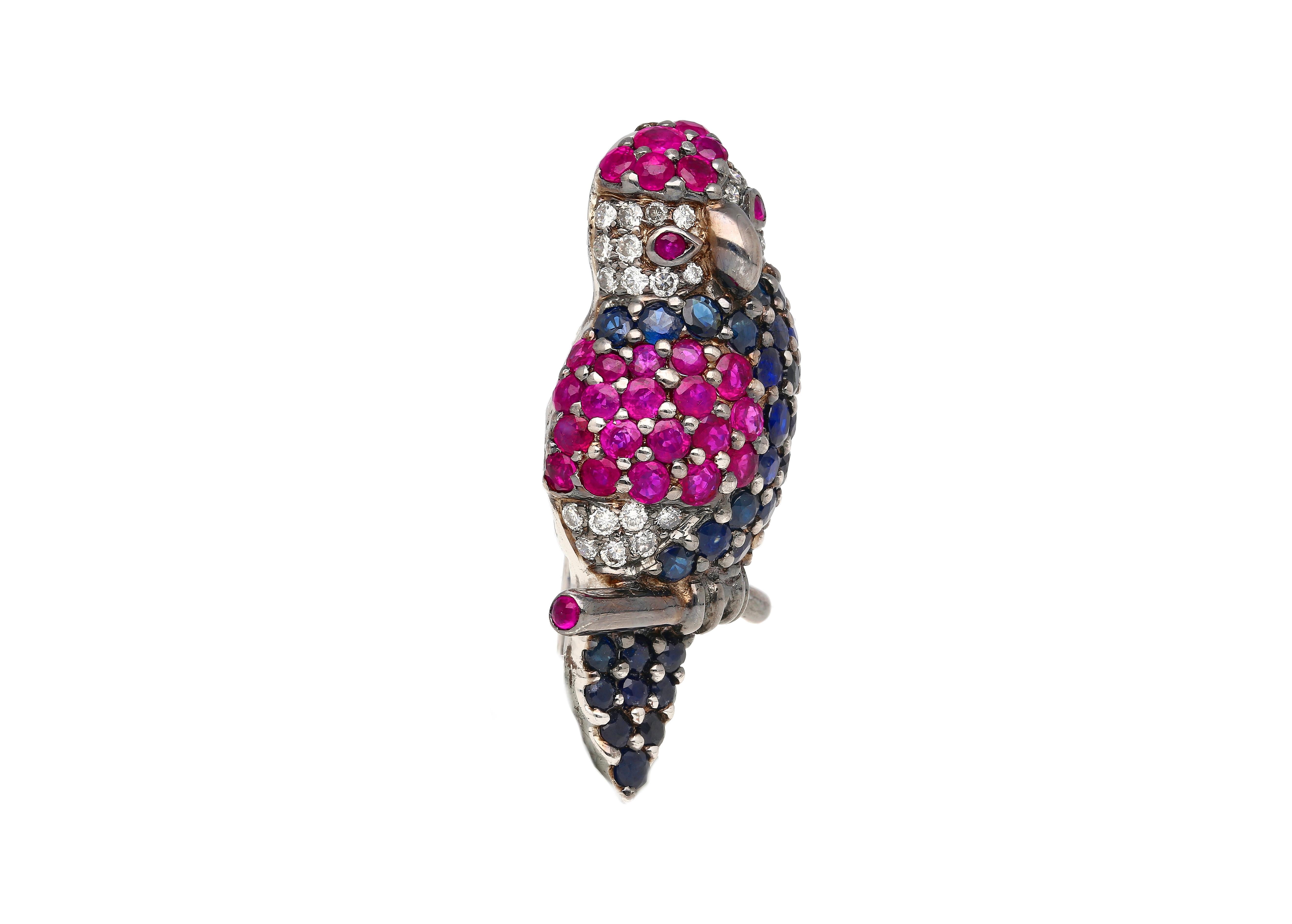Broche perroquet en or blanc 18 carats 3,14 carats saphirs roses et bleus et diamants pavés Pour femmes en vente