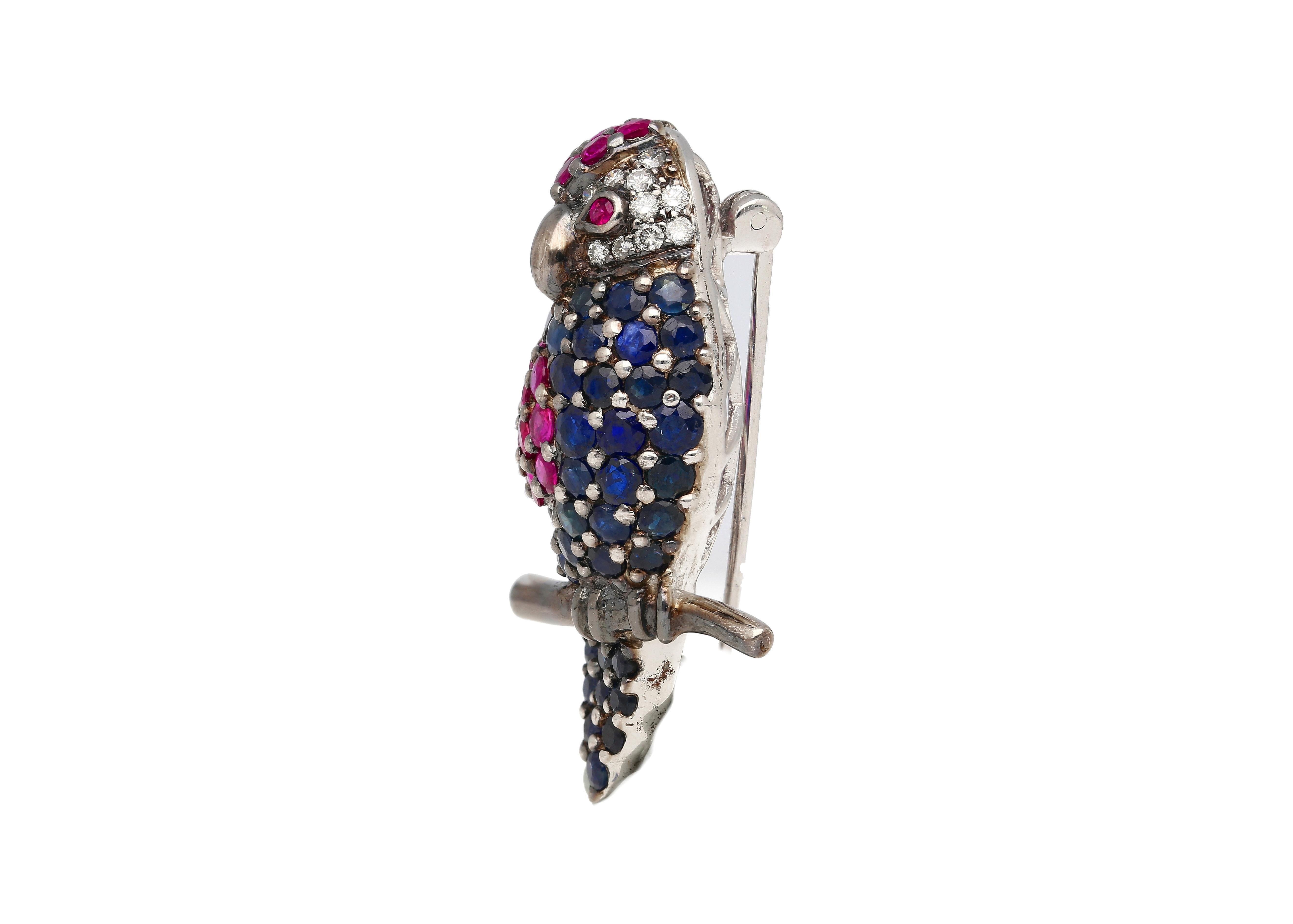 Broche perroquet en or blanc 18 carats 3,14 carats saphirs roses et bleus et diamants pavés en vente 1