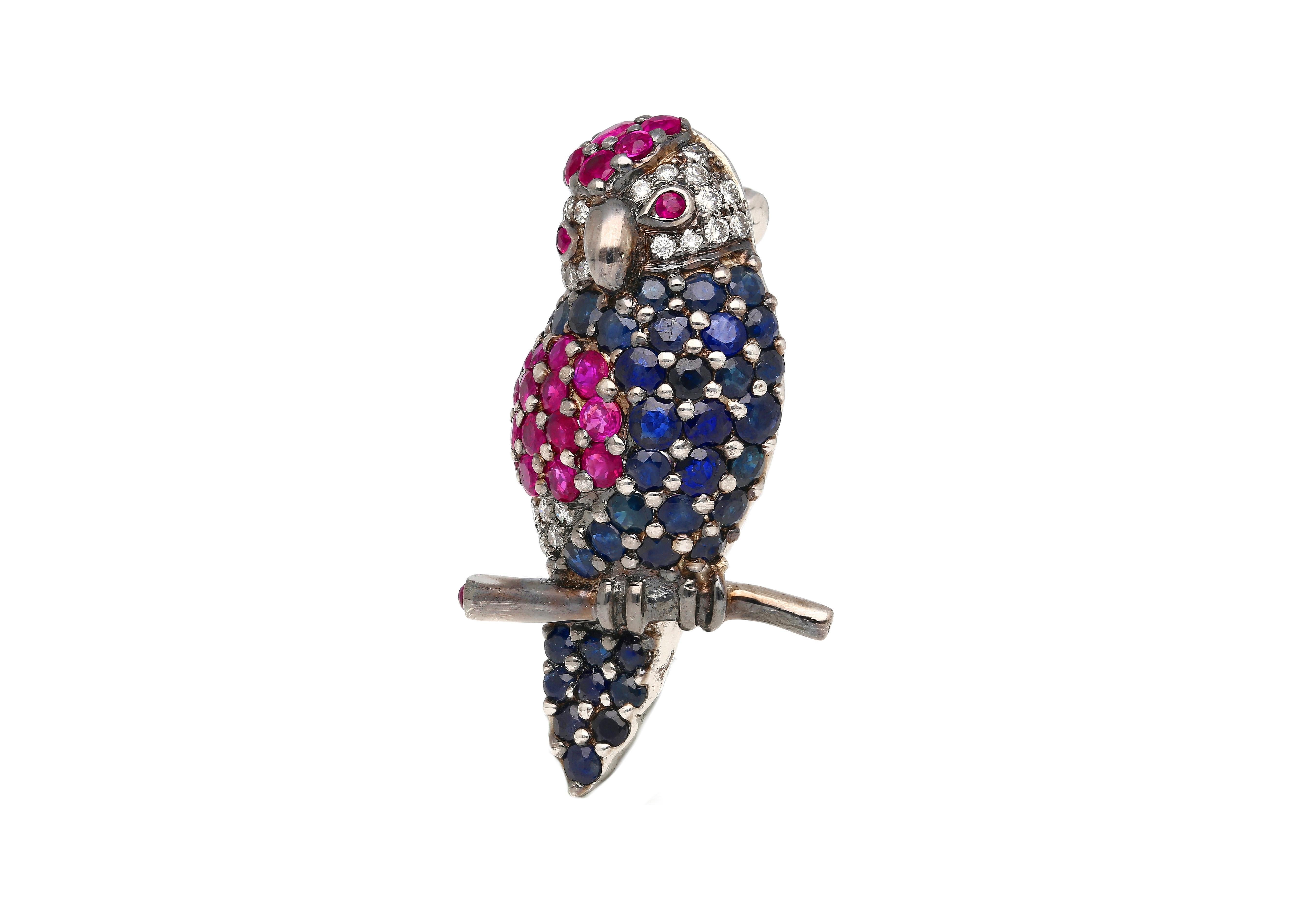 Broche perroquet en or blanc 18 carats 3,14 carats saphirs roses et bleus et diamants pavés en vente 2