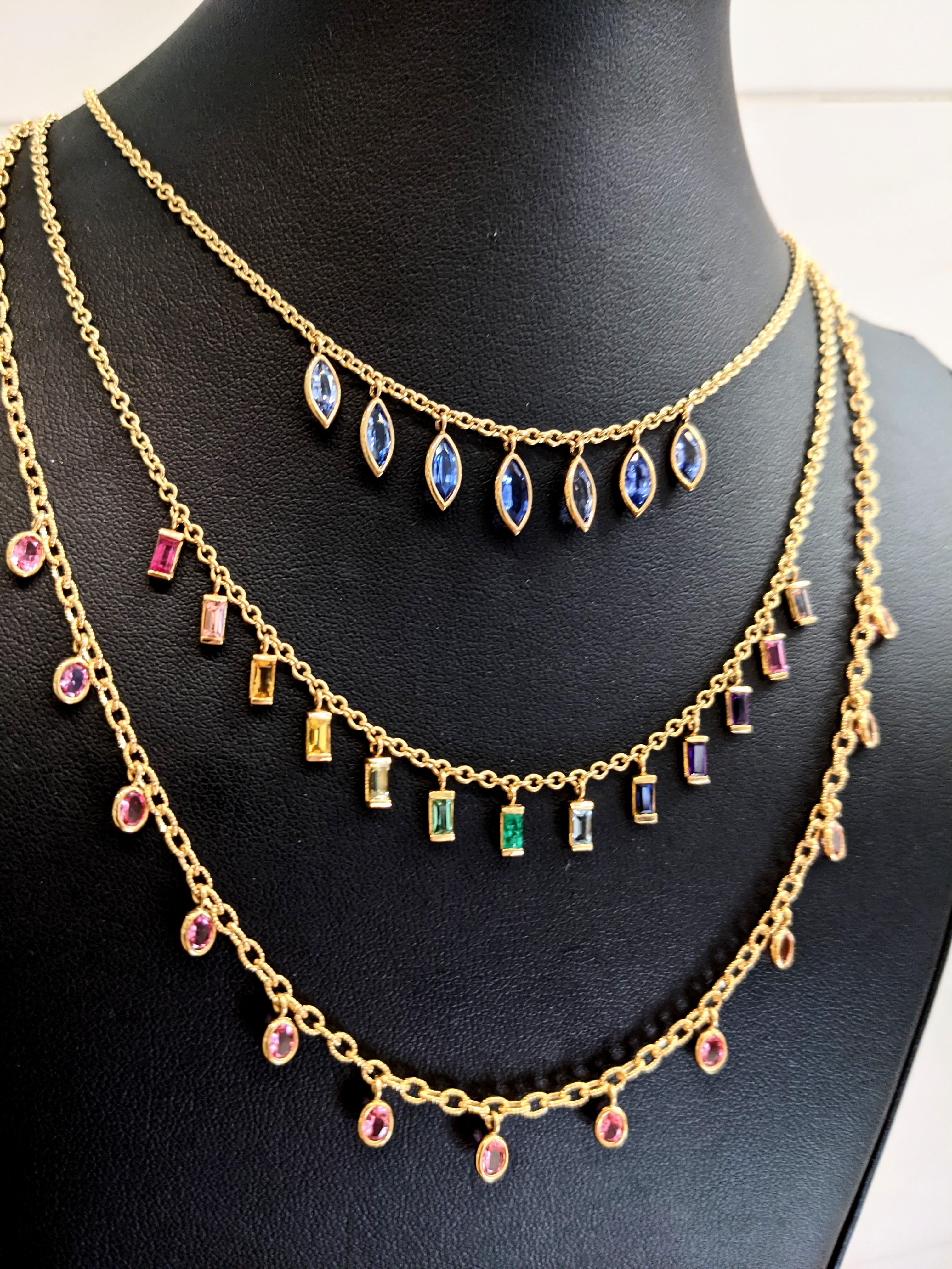 Baguette Cut 3.14 carats marquise cut Ceylon Sapphire necklace 18k yellow gold For Sale