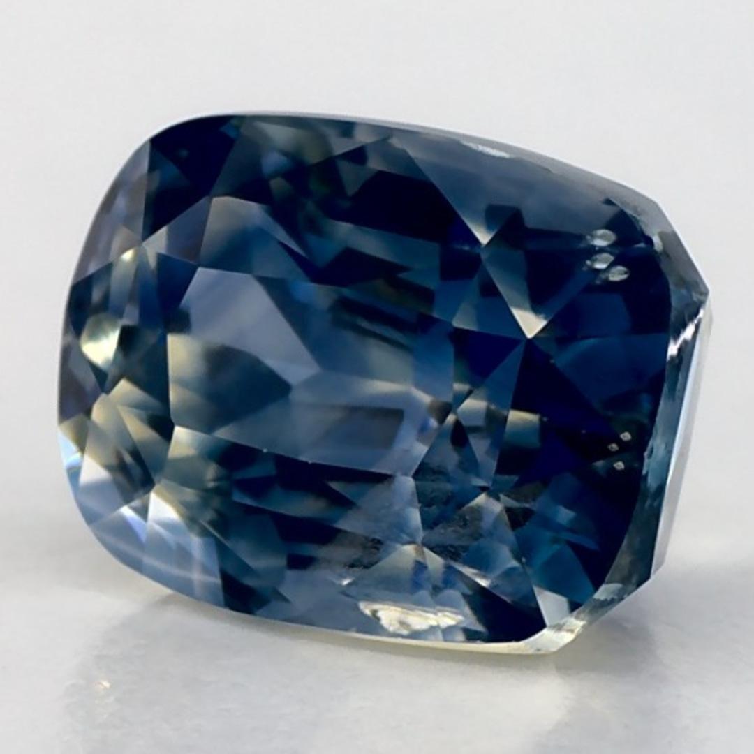 Questo zaffiro blu naturale offre eleganza e raffinatezza. Con la sua ricca saturazione del colore e il taglio preciso, è il centro perfetto per un anello di fidanzamento o un design di gioielli di lusso.

Questo zaffiro proviene dallo Sri Lanka