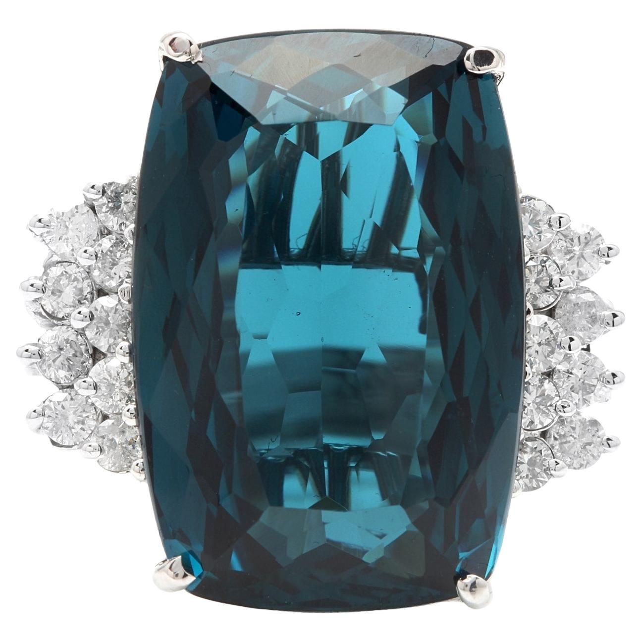 Bague en or blanc massif 14 carats avec topaze bleue naturelle de Londres de 31,40 carats et diamants en vente