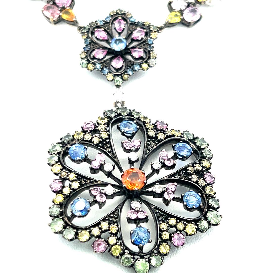 Collier pendentif en or 18 carats avec saphirs de 31,42 carats et diamants ronds de 0,83 carat H-SI Pour femmes en vente