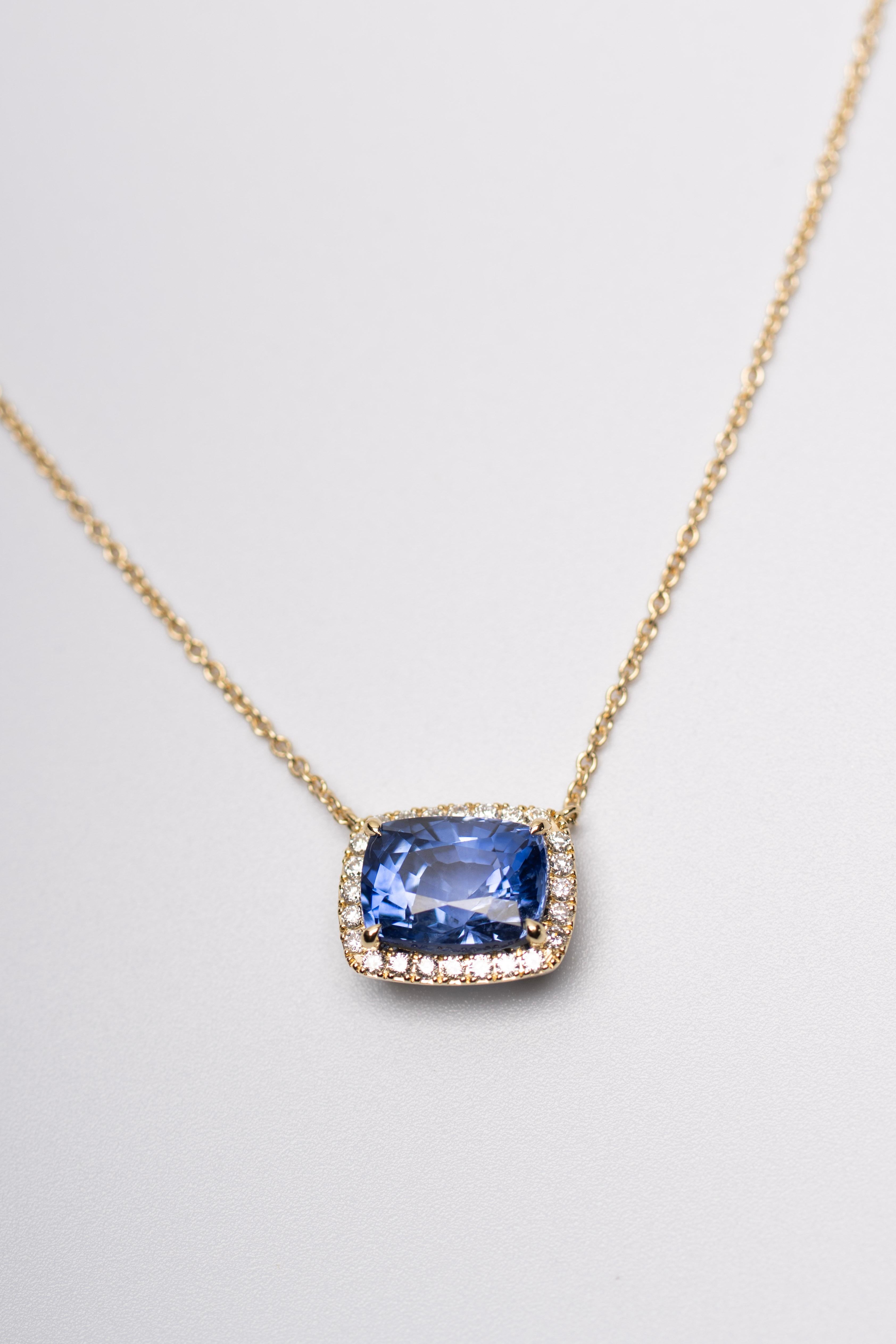 Moderno. Senza tempo. Incredibilmente chic.

Azura è l'incarnazione della raffinatezza senza sforzo. Realizzato a mano in oro giallo 18 carati, presenta un ipnotico zaffiro blu reale circondato da un'aureola di diamanti bianchi. L'elegante
