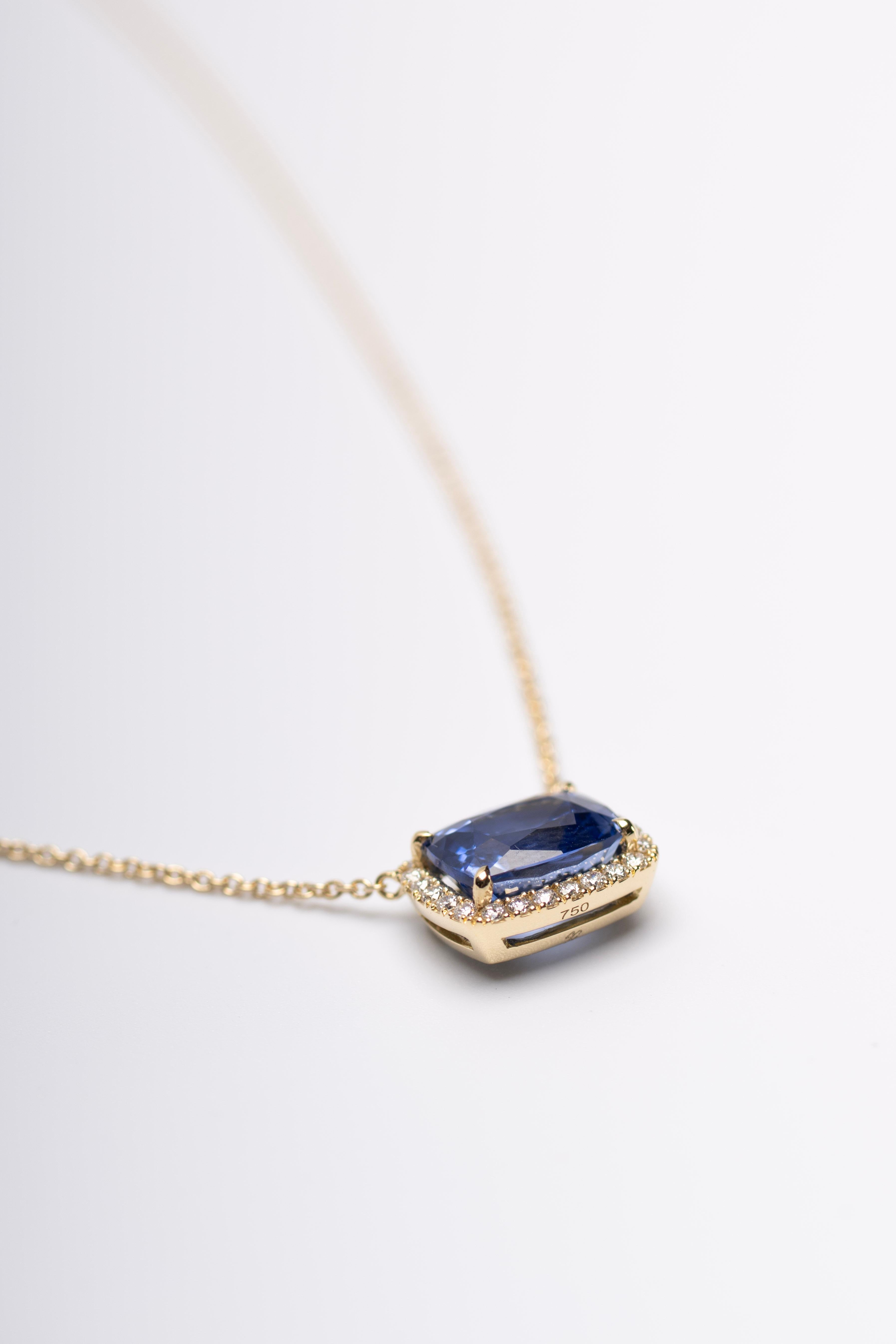 Taglio cuscino Collana con zaffiro blu da 3,14 carati e aureola di diamanti in oro giallo 18 carati in vendita