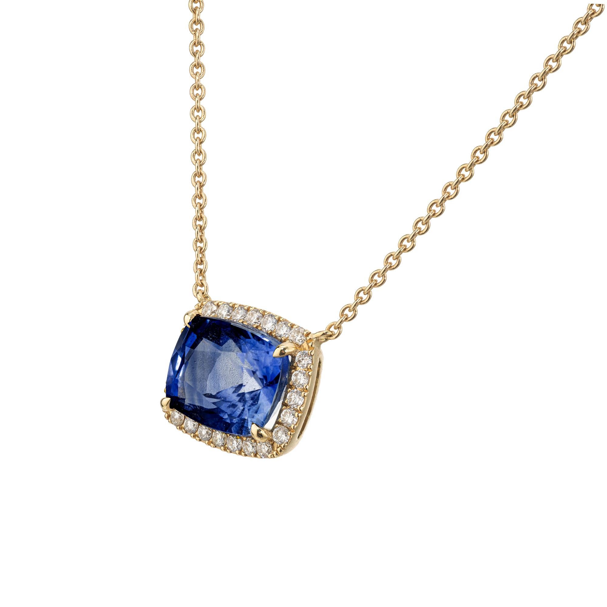 Taille coussin Collier de saphir bleu de 3,14ct avec halo de diamant en or jaune 18K en vente