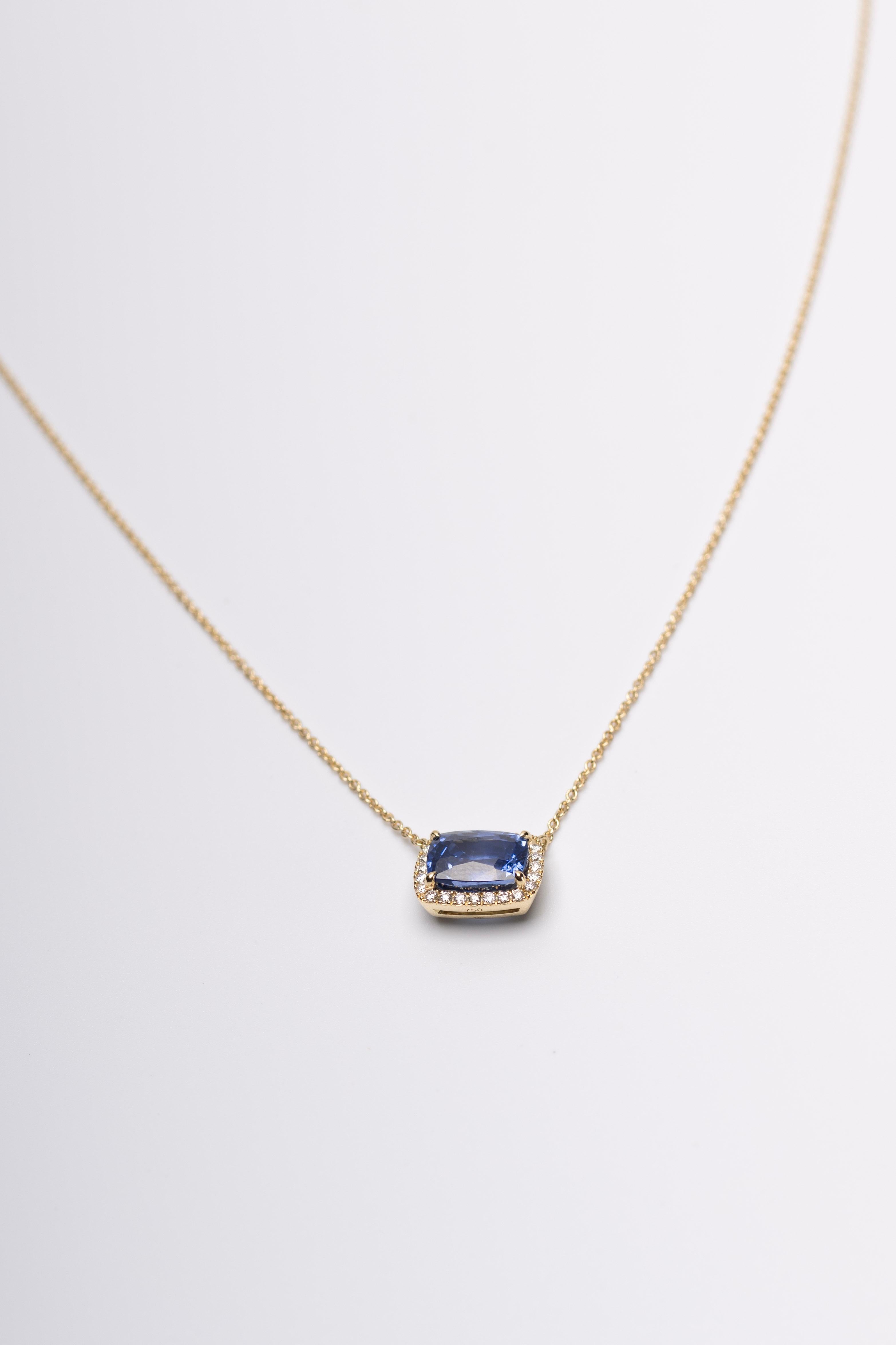 Collana con zaffiro blu da 3,14 carati e aureola di diamanti in oro giallo 18 carati In condizioni Nuovo in vendita a Westport, CT