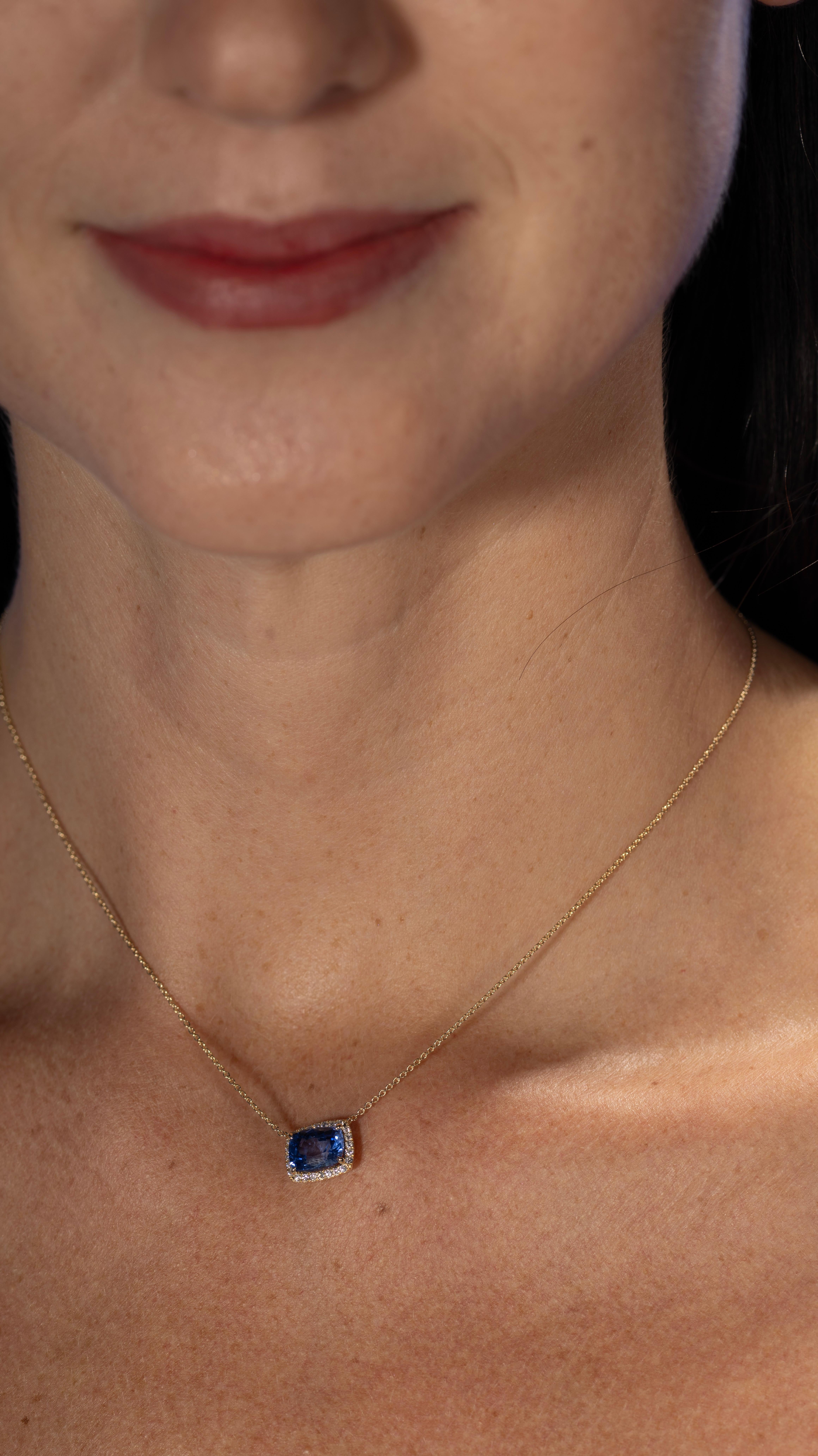 Collier de saphir bleu de 3,14ct avec halo de diamant en or jaune 18K en vente 4