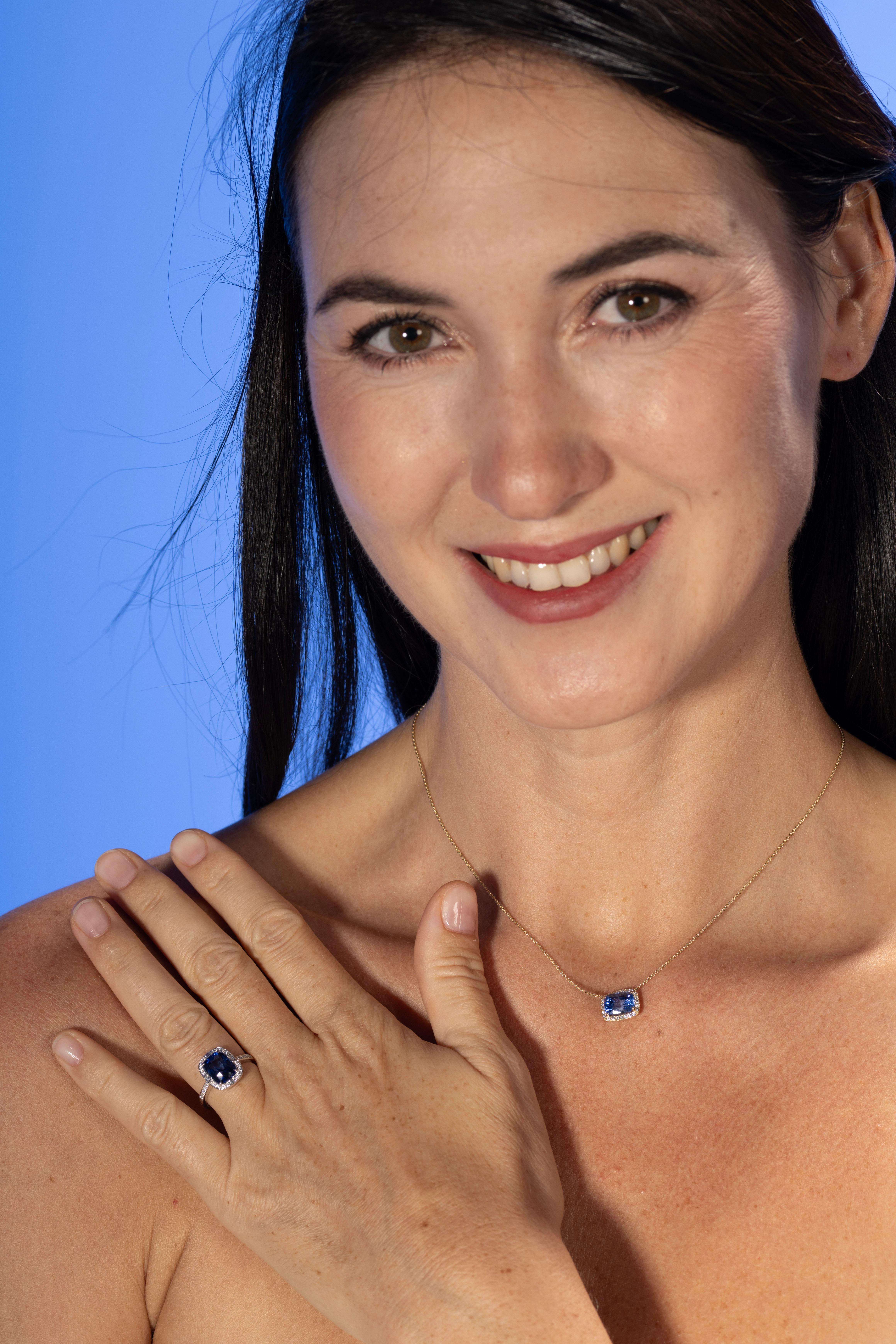 Collier de saphir bleu de 3,14ct avec halo de diamant en or jaune 18K en vente 5