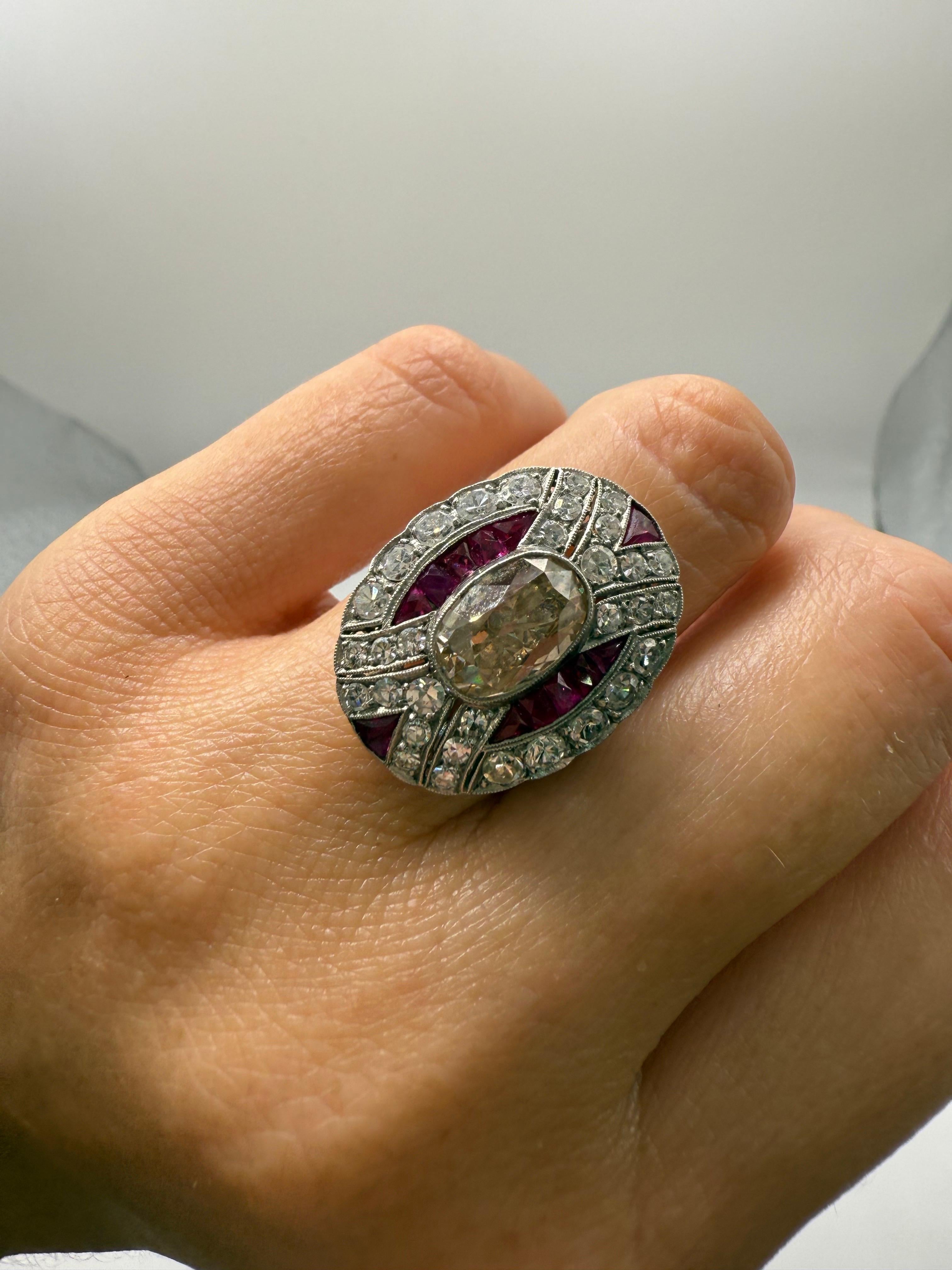 Ein handgefertigter Diamantring aus Platin mit 3,14 Diamanten in der Mitte und 1,46 ct Rubinen und Diamanten an der Seite. Der Ring ist handgefertigt und das Jahr ist unbekannt.

**Alle Artikel verlassen unser Haus mit einem Zertifikat auf den Namen