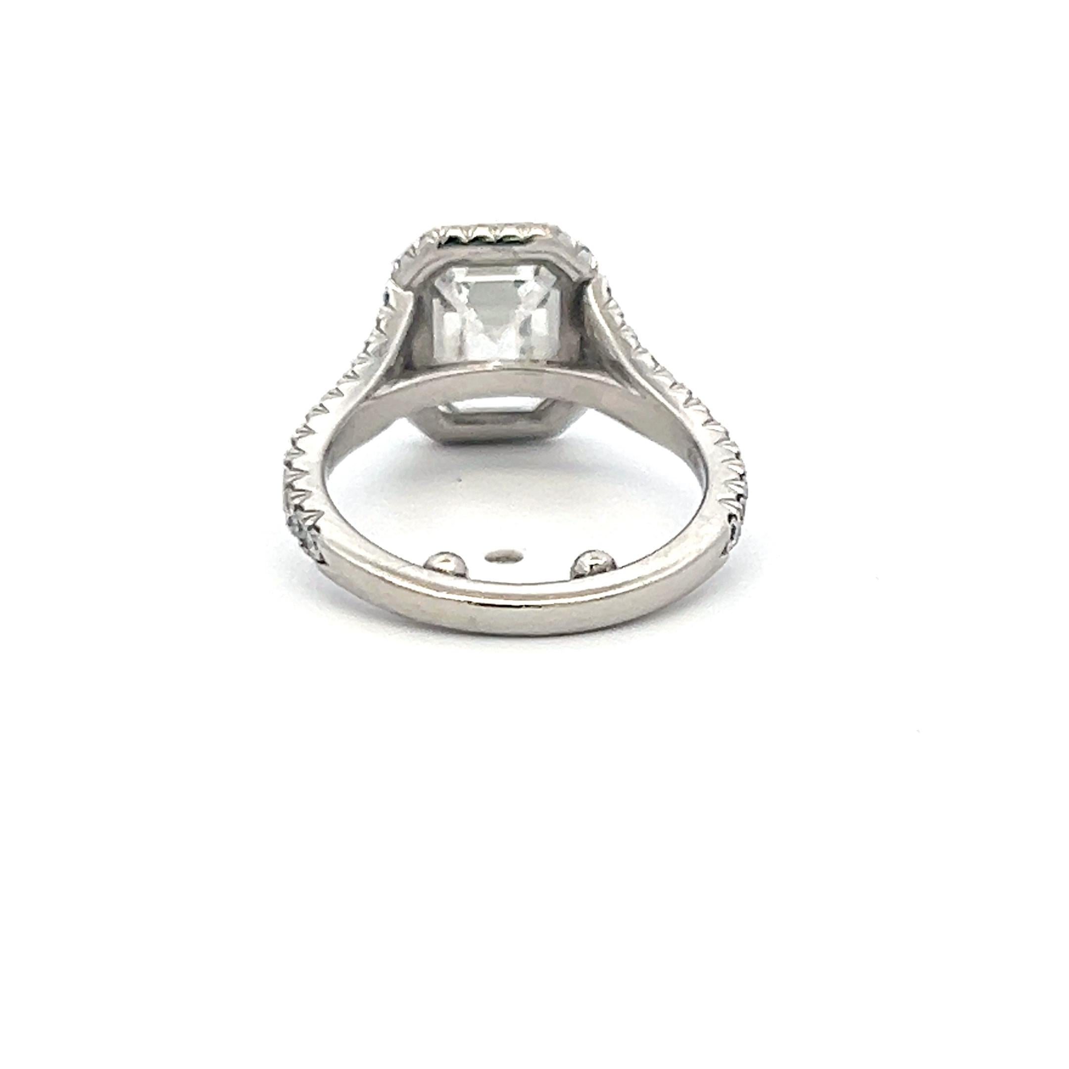 Taglio smeraldo Anello di fidanzamento aureolato con diamante taglio smeraldo G VS2 in platino con GIA, 3,14 in vendita