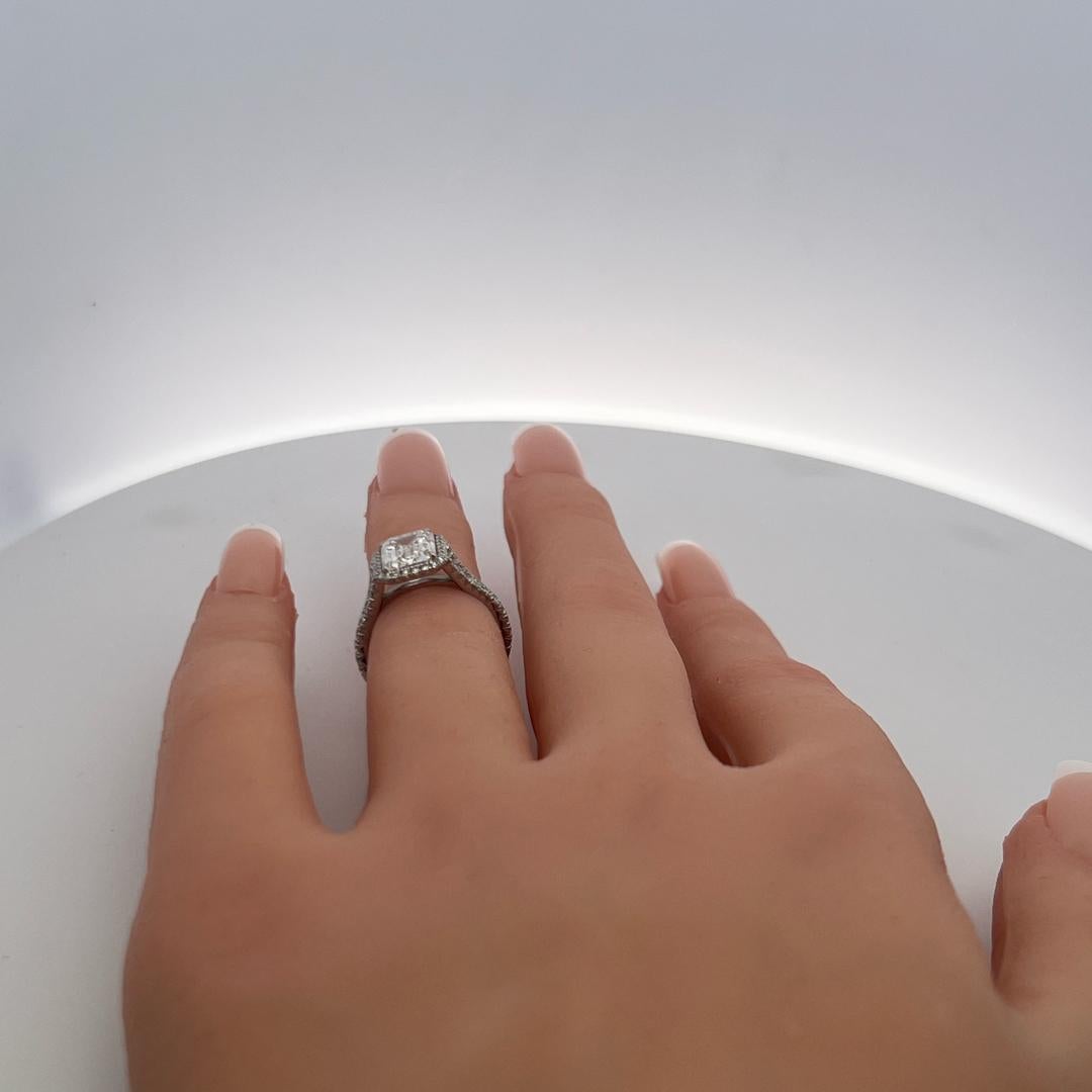 Anello di fidanzamento aureolato con diamante taglio smeraldo G VS2 in platino con GIA, 3,14 in vendita 3