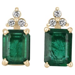 3,14tcw 14K Ohrstecker mit natürlichem Smaragd-Emerald-Schliff und Diamant-Akzent in Zacken