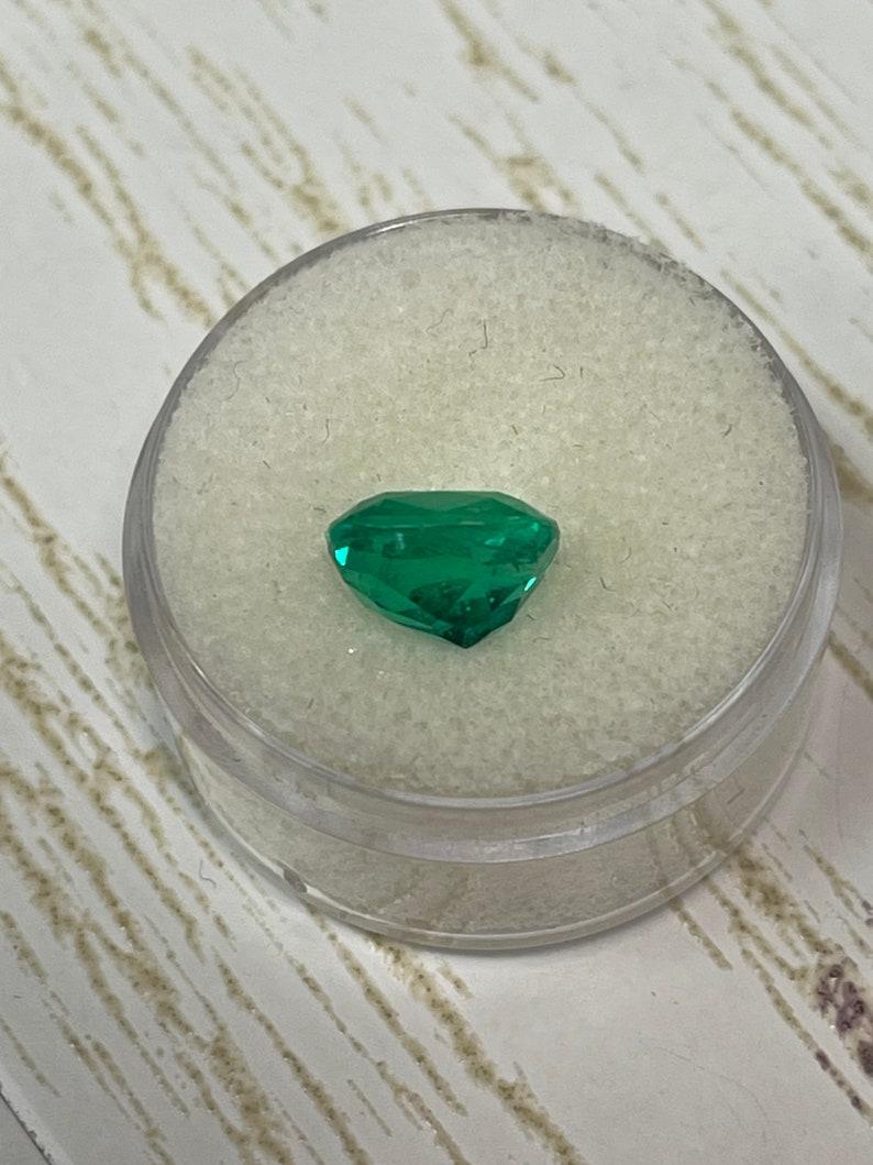 Women's 3.15 Carat Certified Vivid Bluish Green Colombian Emerald - Elongated Cushion For Sale