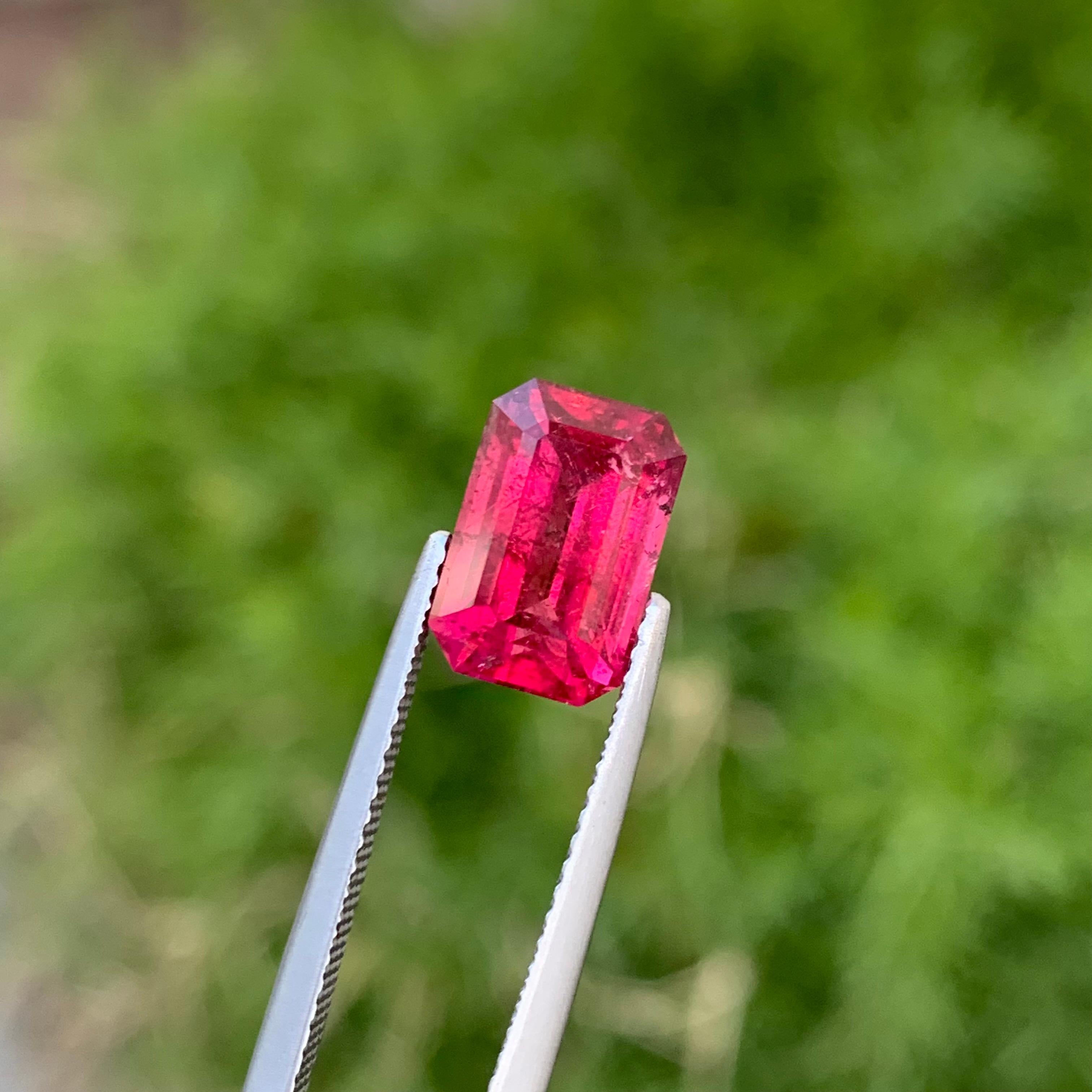 3.15 Carat Glamorous Loose Rubellite Tourmaline Emerald Shape Gem For Ring  In New Condition For Sale In Peshawar, PK