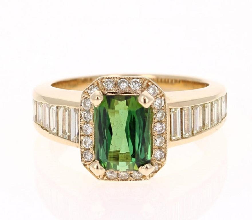 Dieser Ring hat einen grünen Turmalin im Smaragdschliff mit einem Gewicht von 1,76 Karat und 42 Diamanten im Rundschliff mit einem Gewicht von 0,38 Karat. Außerdem hat er 18 Diamanten im Baguetteschliff mit einem Gewicht von 1,01 Karat. Das