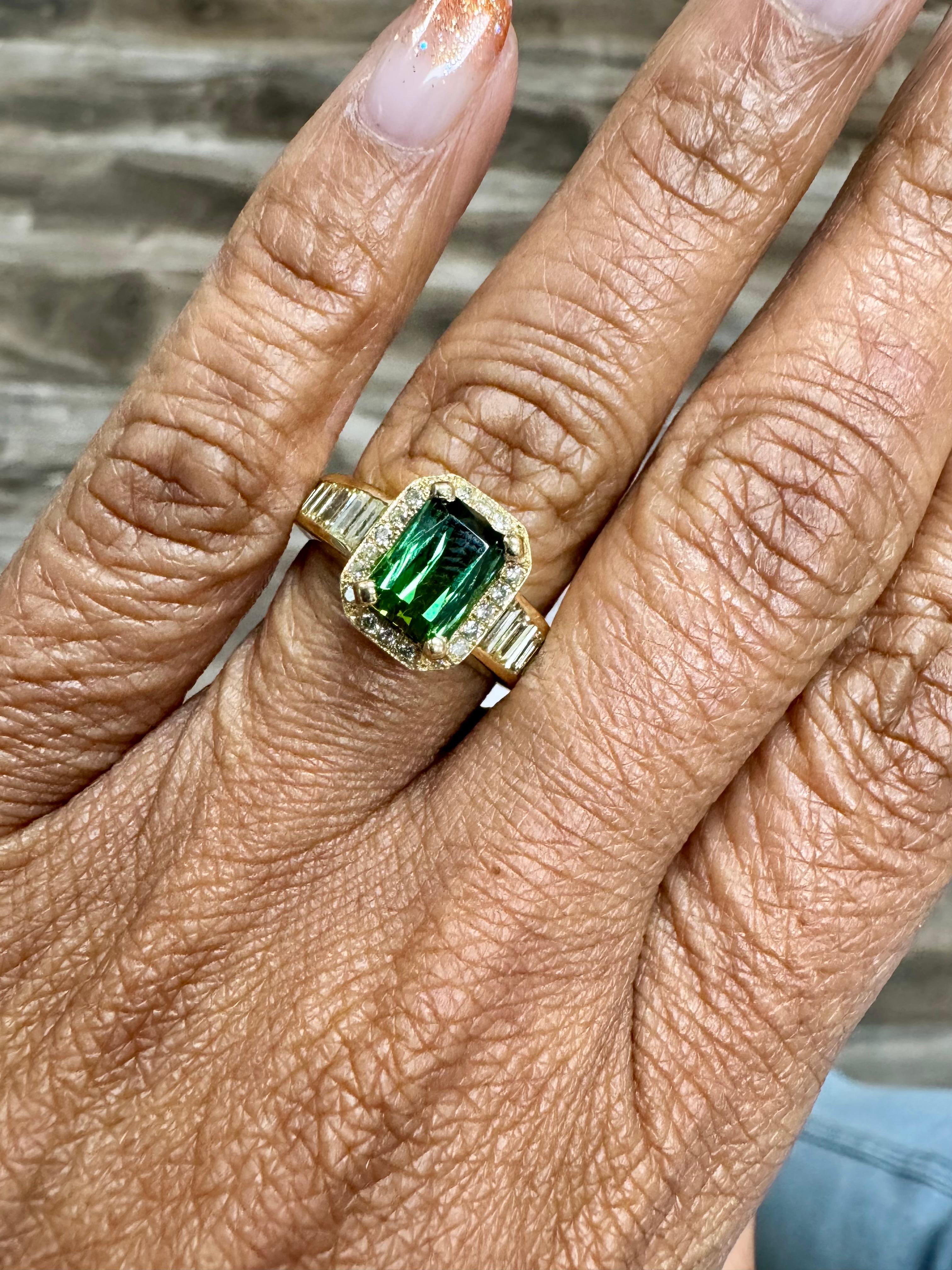 Bague en or jaune 14 carats avec tourmaline verte naturelle de 3,15 carats et diamant en vente 4