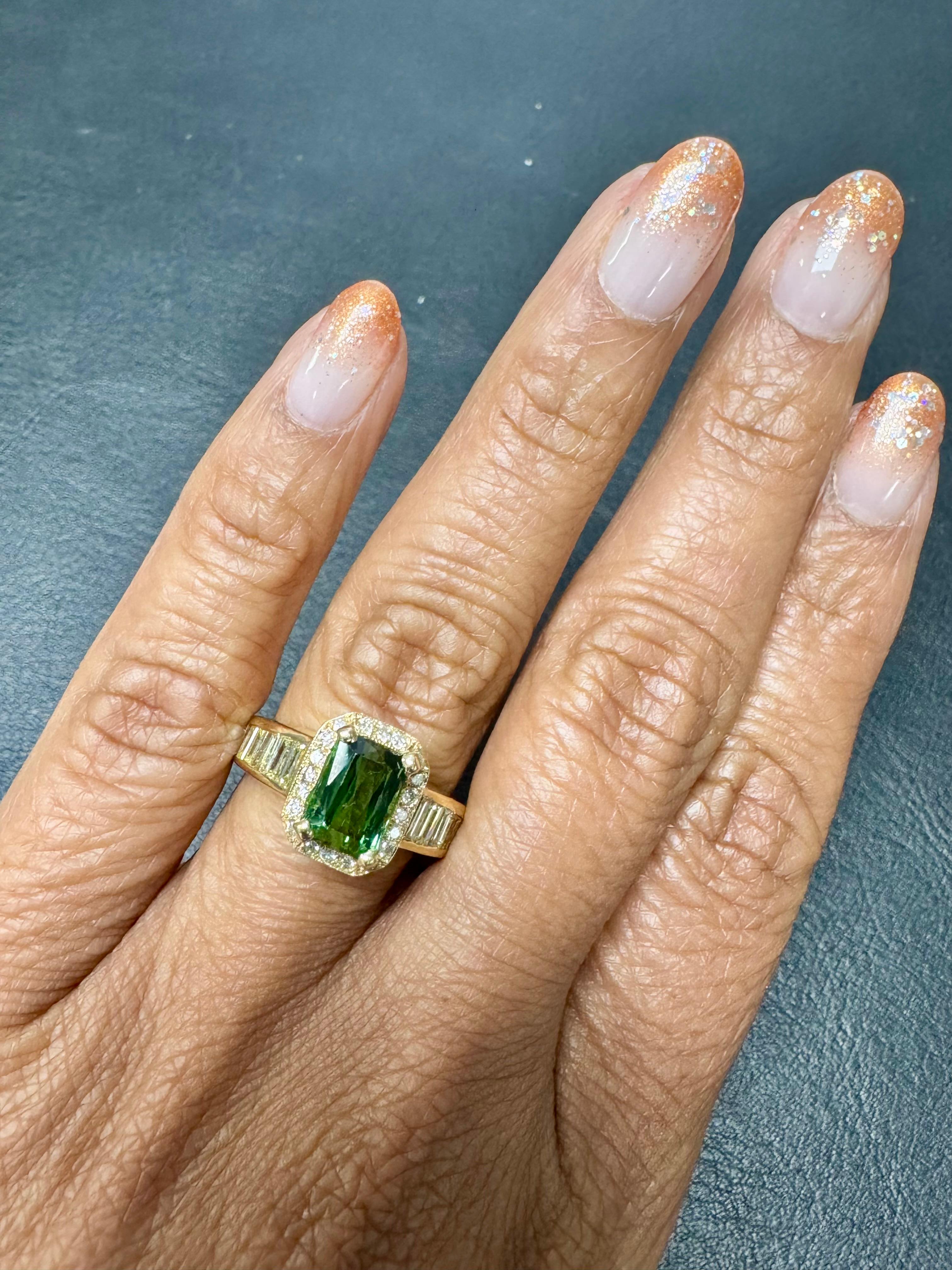 Bague en or jaune 14 carats avec tourmaline verte naturelle de 3,15 carats et diamant en vente 1