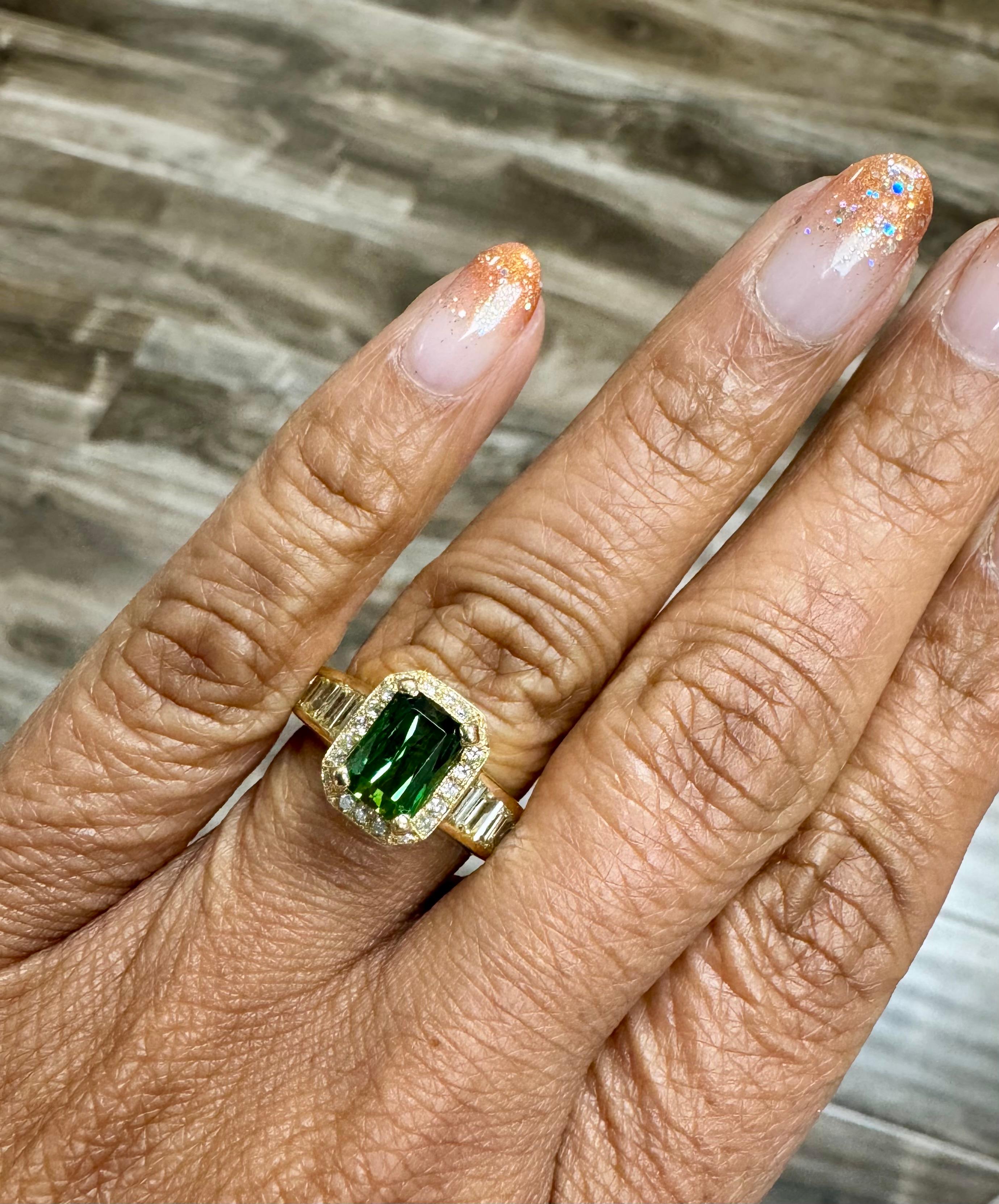 Bague en or jaune 14 carats avec tourmaline verte naturelle de 3,15 carats et diamant en vente 3