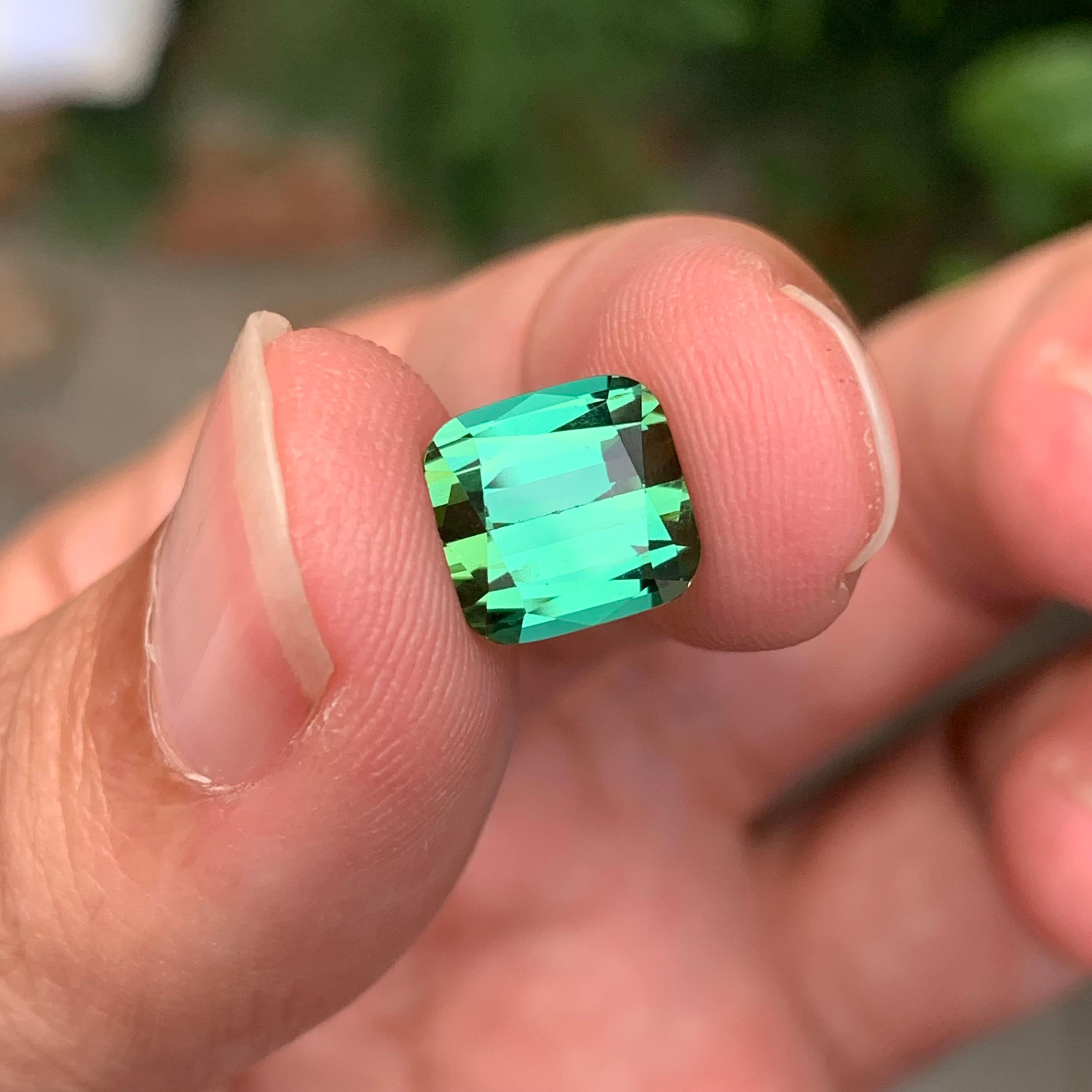 3.15 Carat Natural Loose Bright Green Tourmaline Gem en vente 4