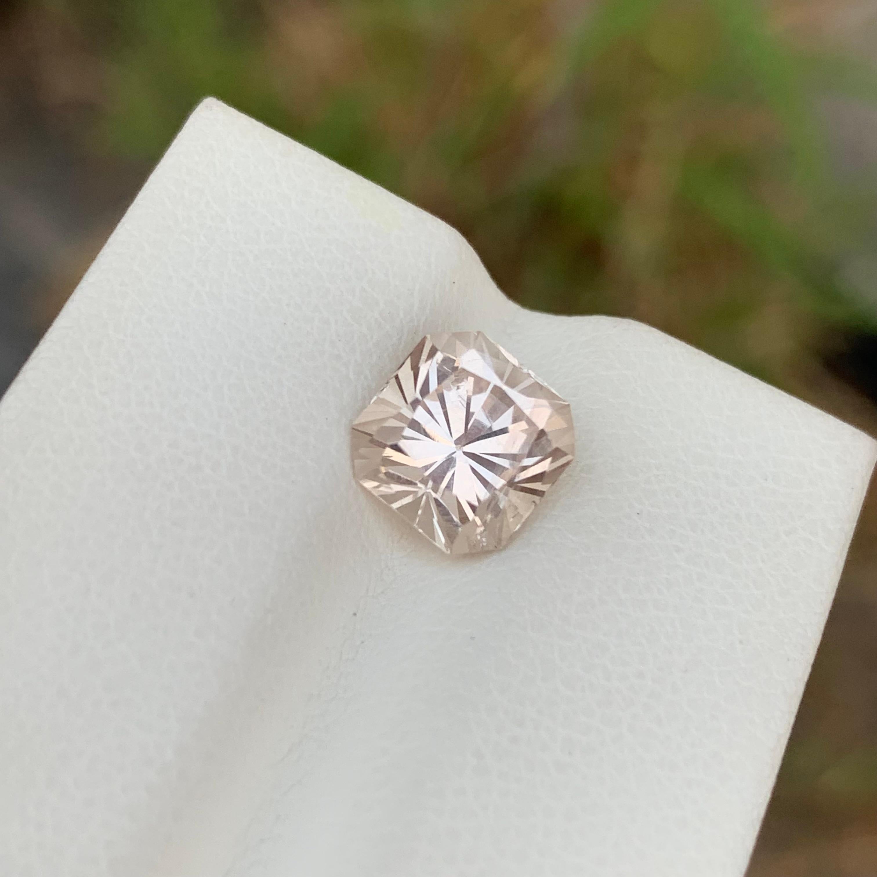 Taille carrée Pierre précieuse naturelle de forme carrée, topaze dorée non sertie de 3,15 carats en vente
