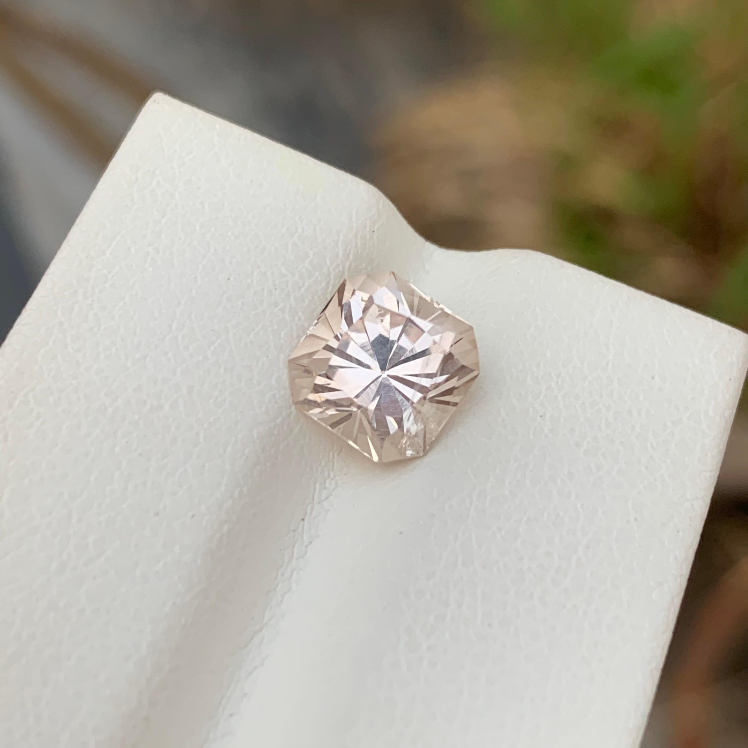 Pierre précieuse naturelle de forme carrée, topaze dorée non sertie de 3,15 carats Unisexe en vente