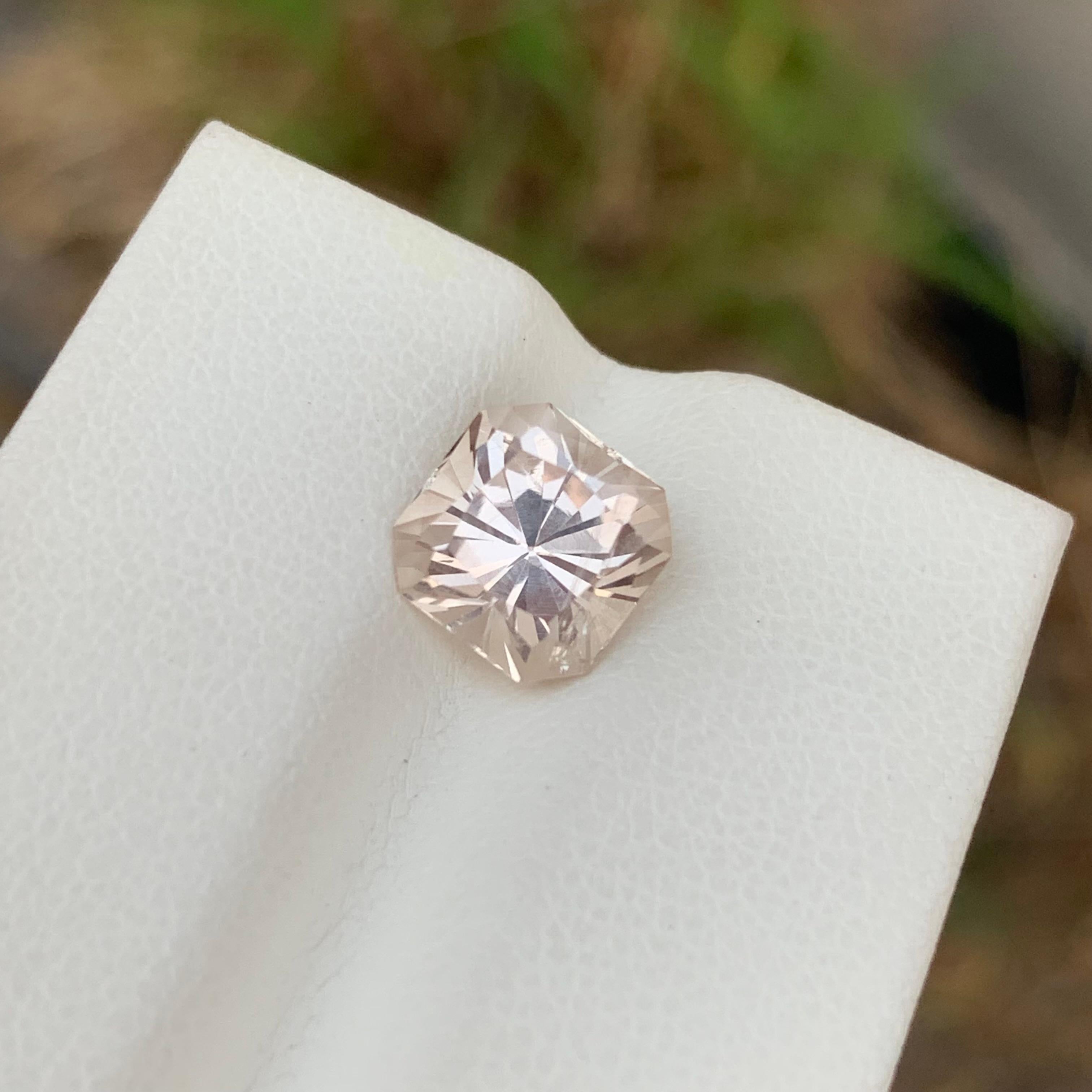 Pierre précieuse naturelle de forme carrée, topaze dorée non sertie de 3,15 carats en vente 1