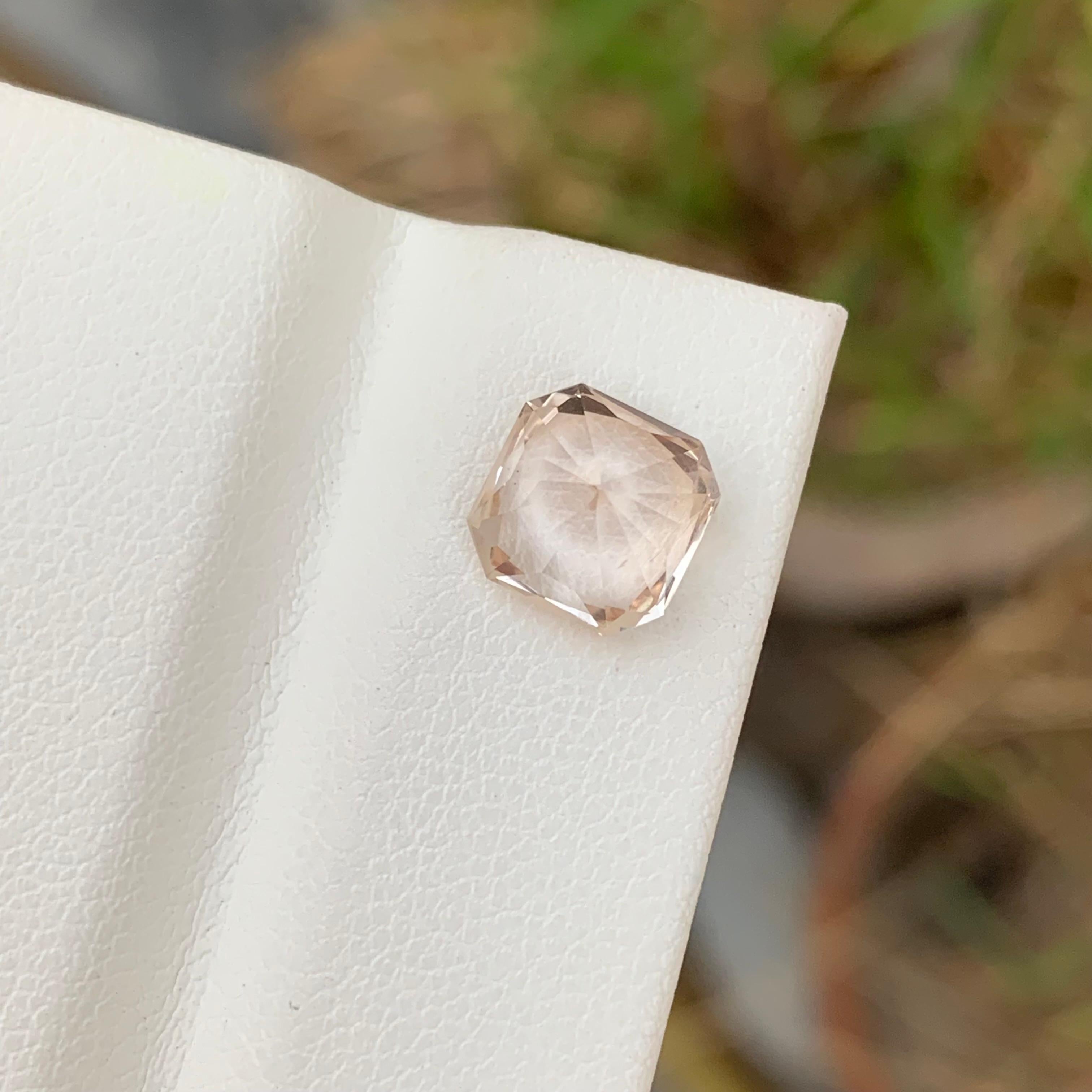 Pierre précieuse naturelle de forme carrée, topaze dorée non sertie de 3,15 carats en vente 3