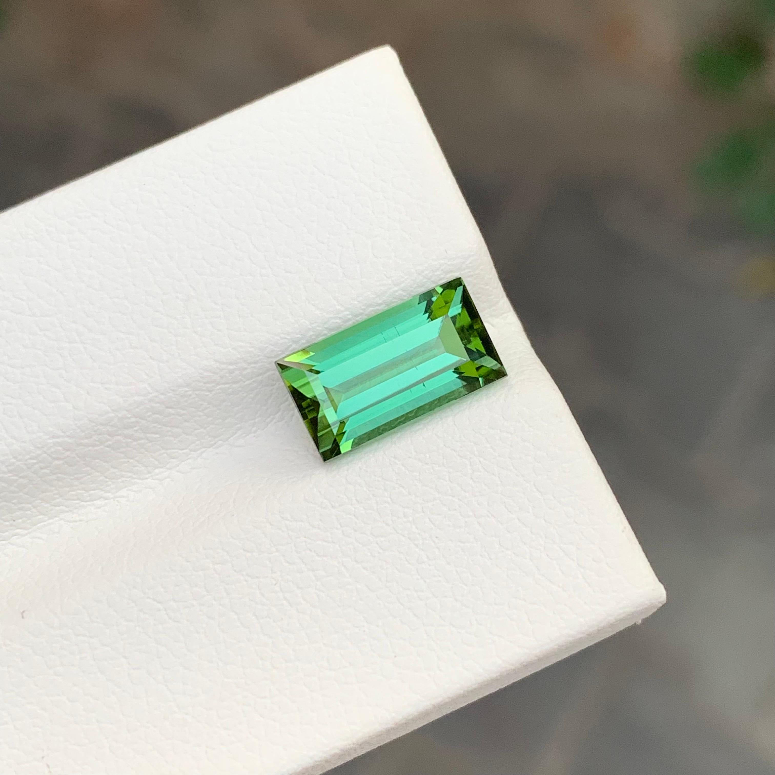 Arts and Crafts Pierre précieuse tourmaline verte de forme baguette naturelle non sertie de 3,15 carats en vente