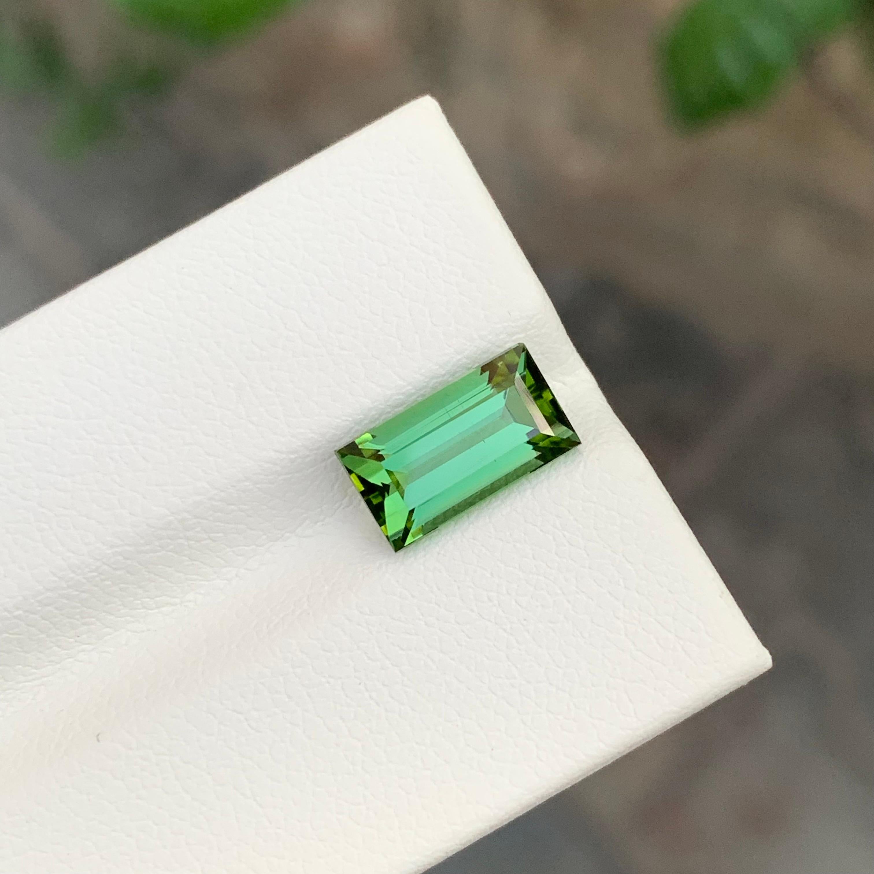 Pierre précieuse tourmaline verte de forme baguette naturelle non sertie de 3,15 carats Neuf - En vente à Peshawar, PK