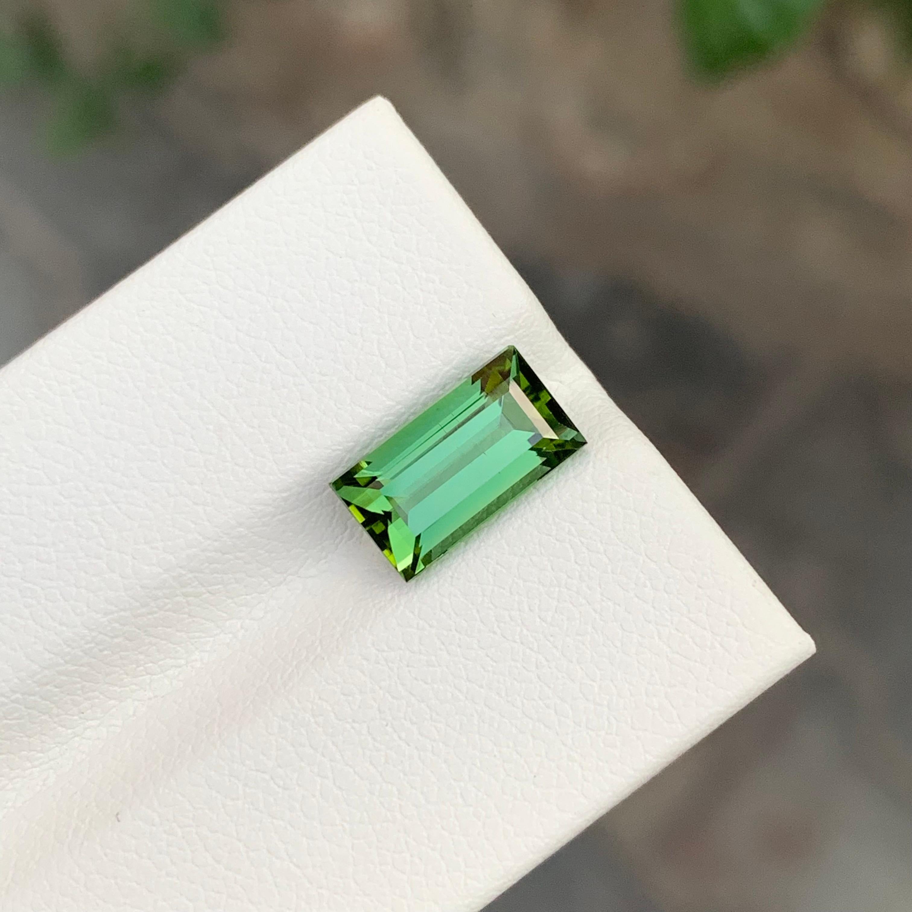 Pierre précieuse tourmaline verte de forme baguette naturelle non sertie de 3,15 carats Unisexe en vente
