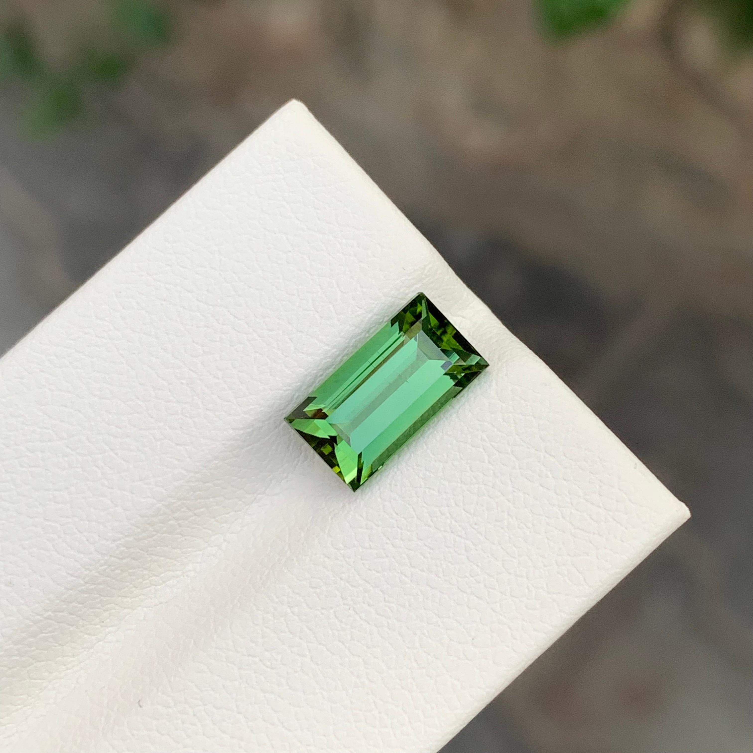 Pierre précieuse tourmaline verte de forme baguette naturelle non sertie de 3,15 carats en vente 1