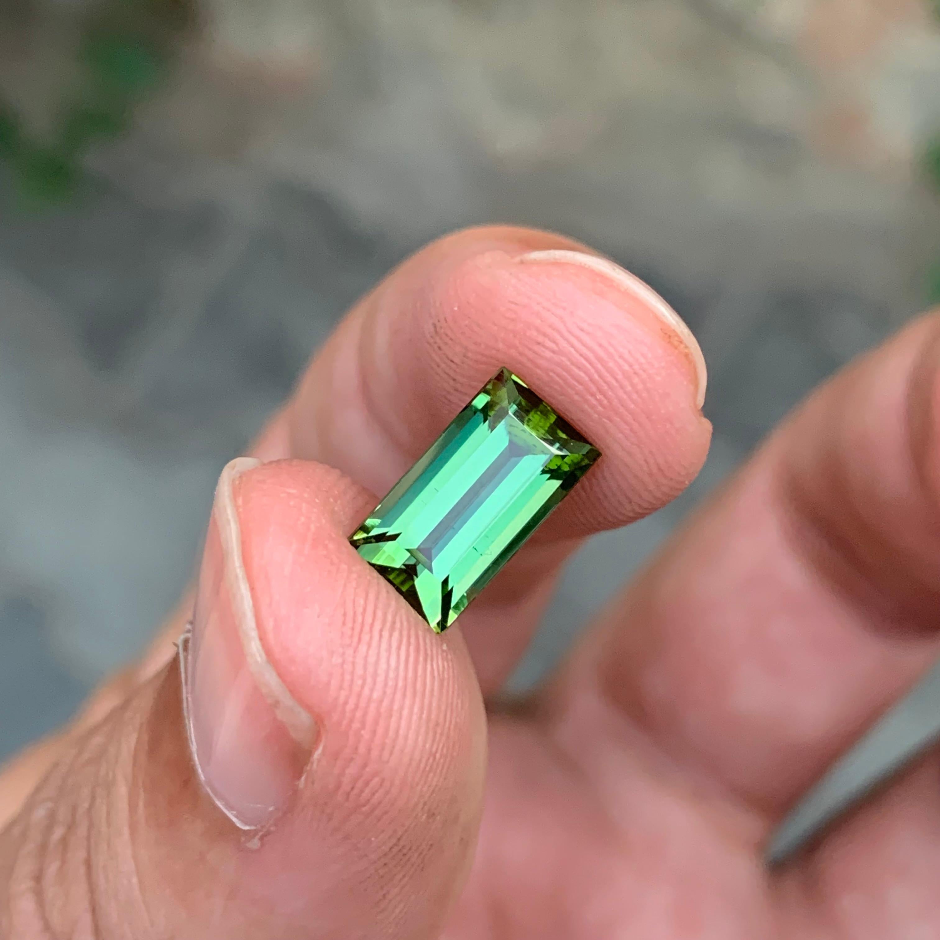 Pierre précieuse tourmaline verte de forme baguette naturelle non sertie de 3,15 carats en vente 2