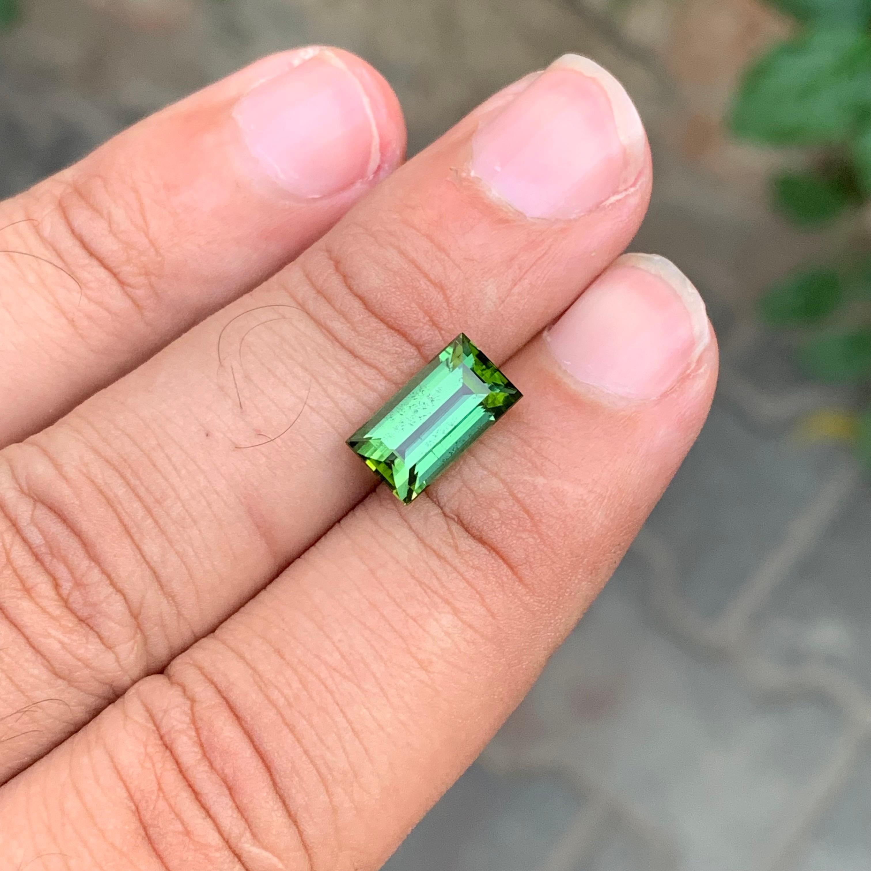 Pierre précieuse tourmaline verte de forme baguette naturelle non sertie de 3,15 carats en vente 3