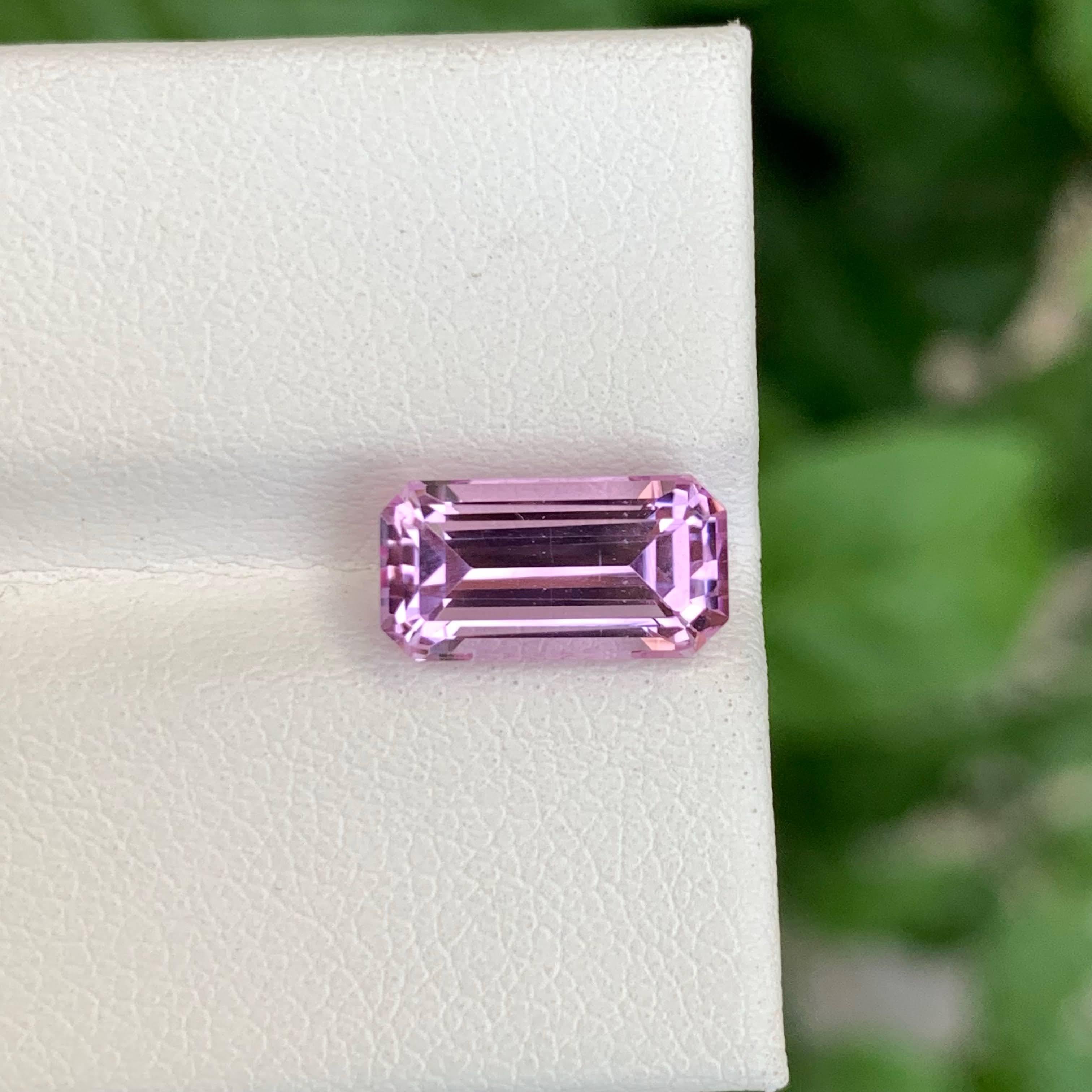 Poids 3,15 carats
Dimensions 11x5.8x5.2mm
Traitement Aucun
Origine Nigeria 
Clarté VVS 
Forme Coupe
NA



Cette élégante kunzite naturelle de 3,15 carats présente une teinte violette douce et enchanteresse avec de délicates nuances de rose - un