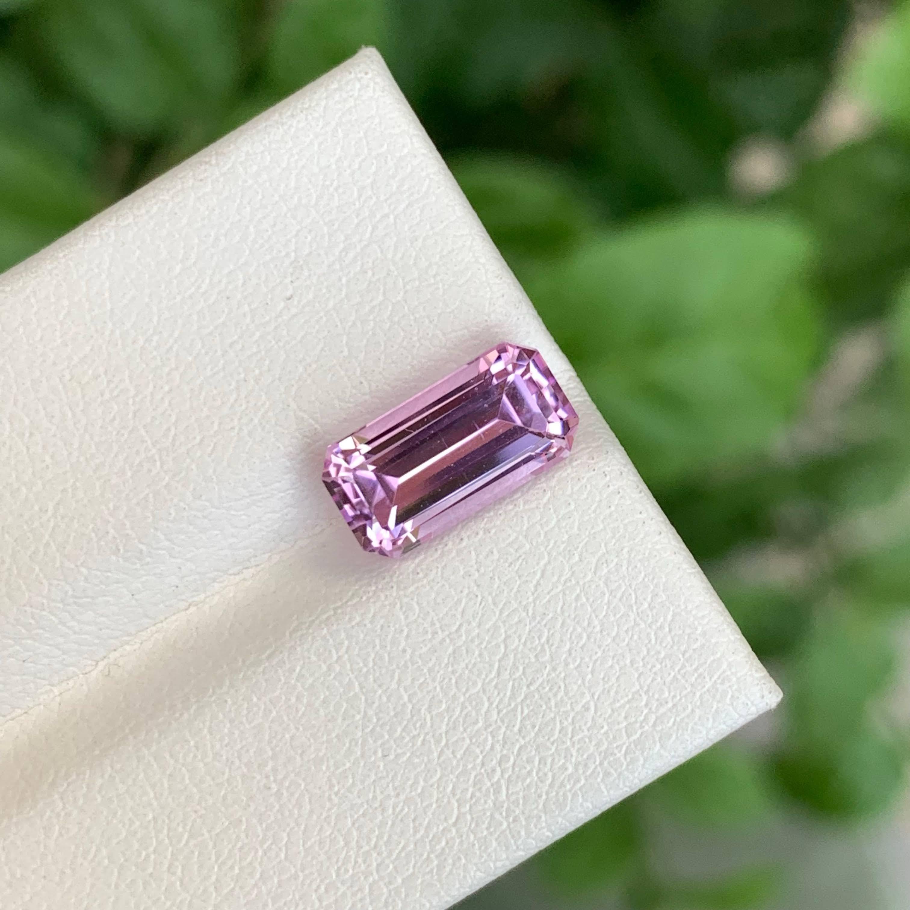 Moderne 3.15 Carat Natural Loose Purple Kunzite Emerald Cut Natural Nigerian Gemstone (pierre précieuse nigériane) en vente