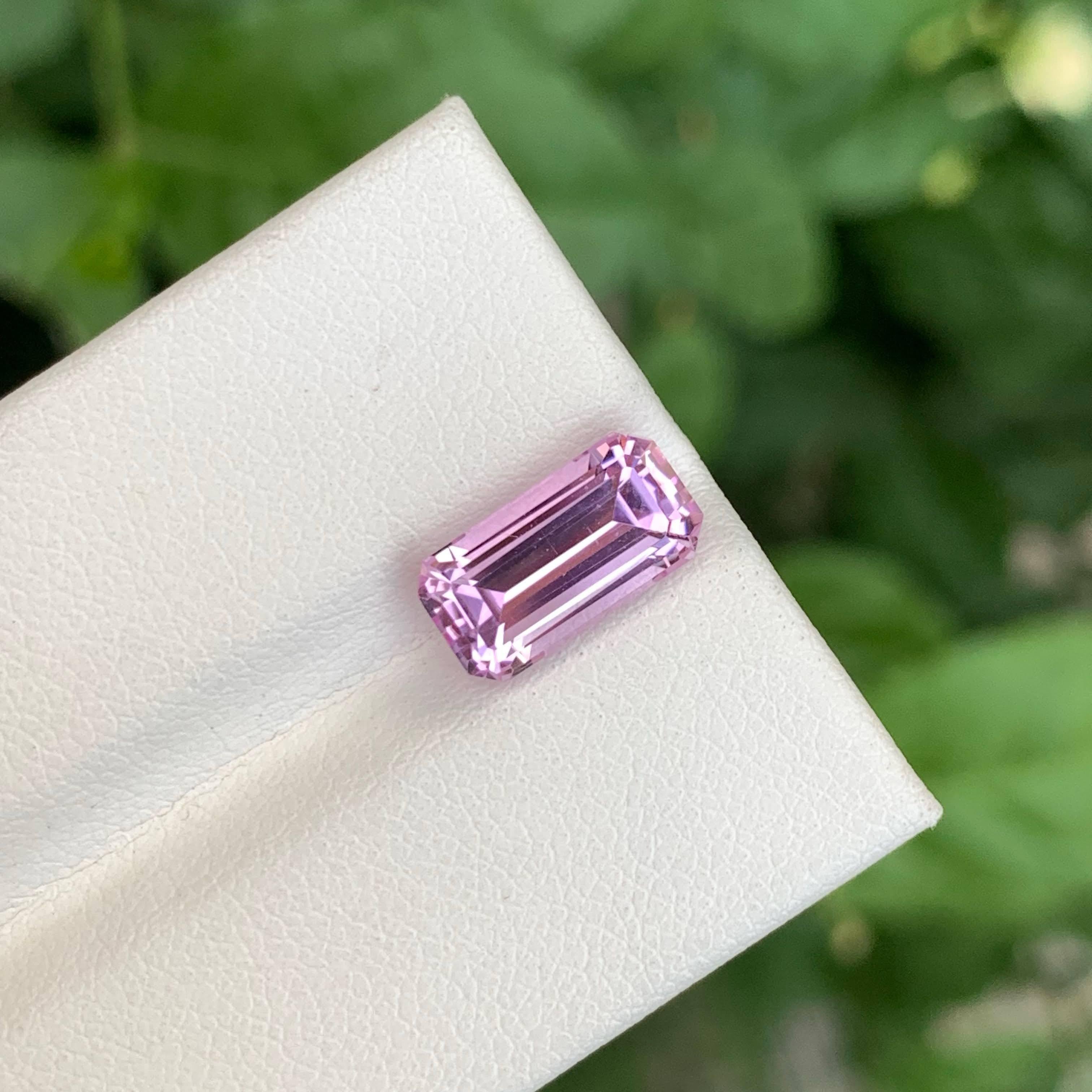 3.15 Carat Natural Loose Purple Kunzite Emerald Cut Natural Nigerian Gemstone (pierre précieuse nigériane) Neuf - En vente à Bangkok, TH