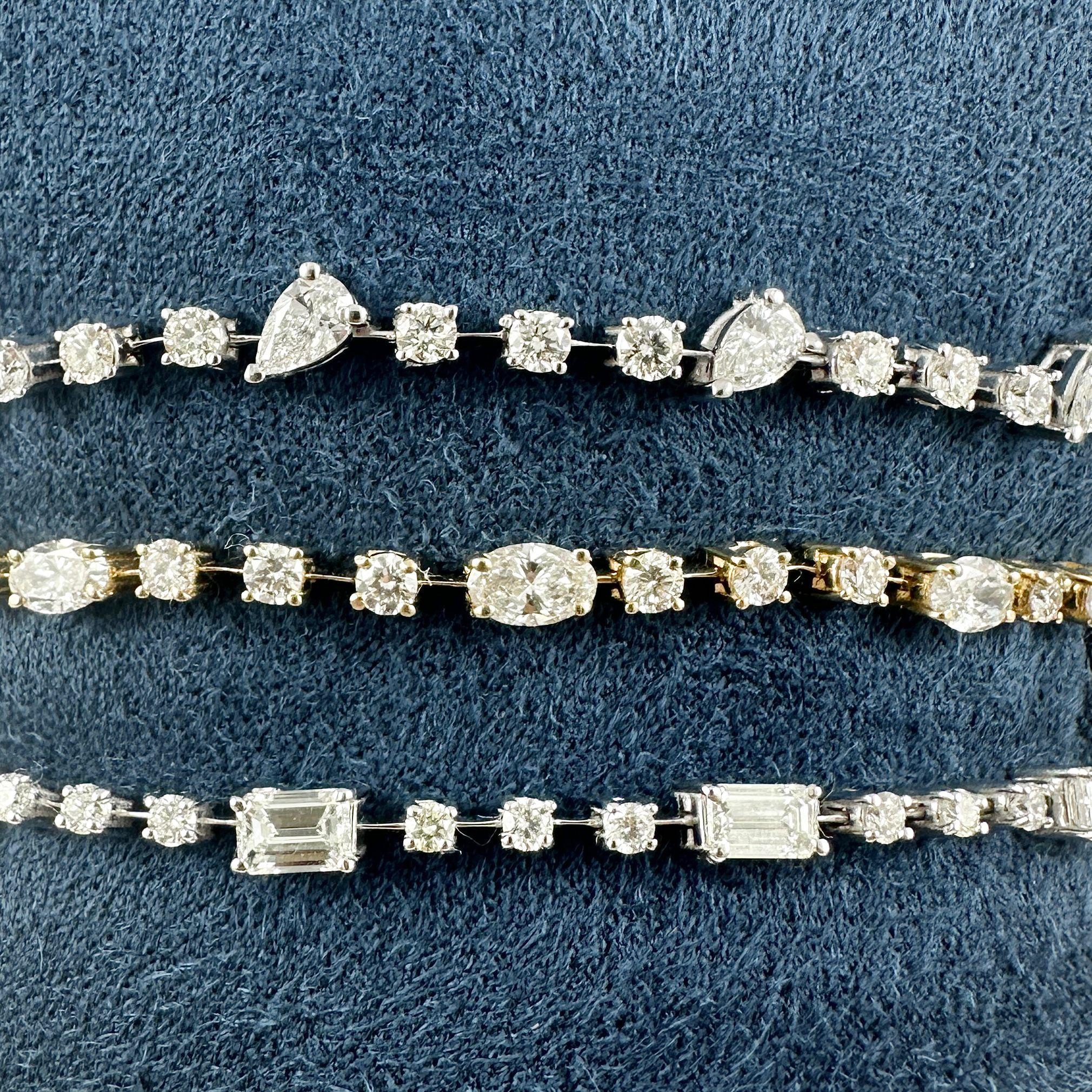 Mélange radieux de charme moderne et d'élégance intemporelle, ce bracelet de tennis en diamants ovales et ronds présente un mélange harmonieux de formes de diamants, disposés avec art pour un maximum de brillance. Fabriqué en or jaune 14 carats, le