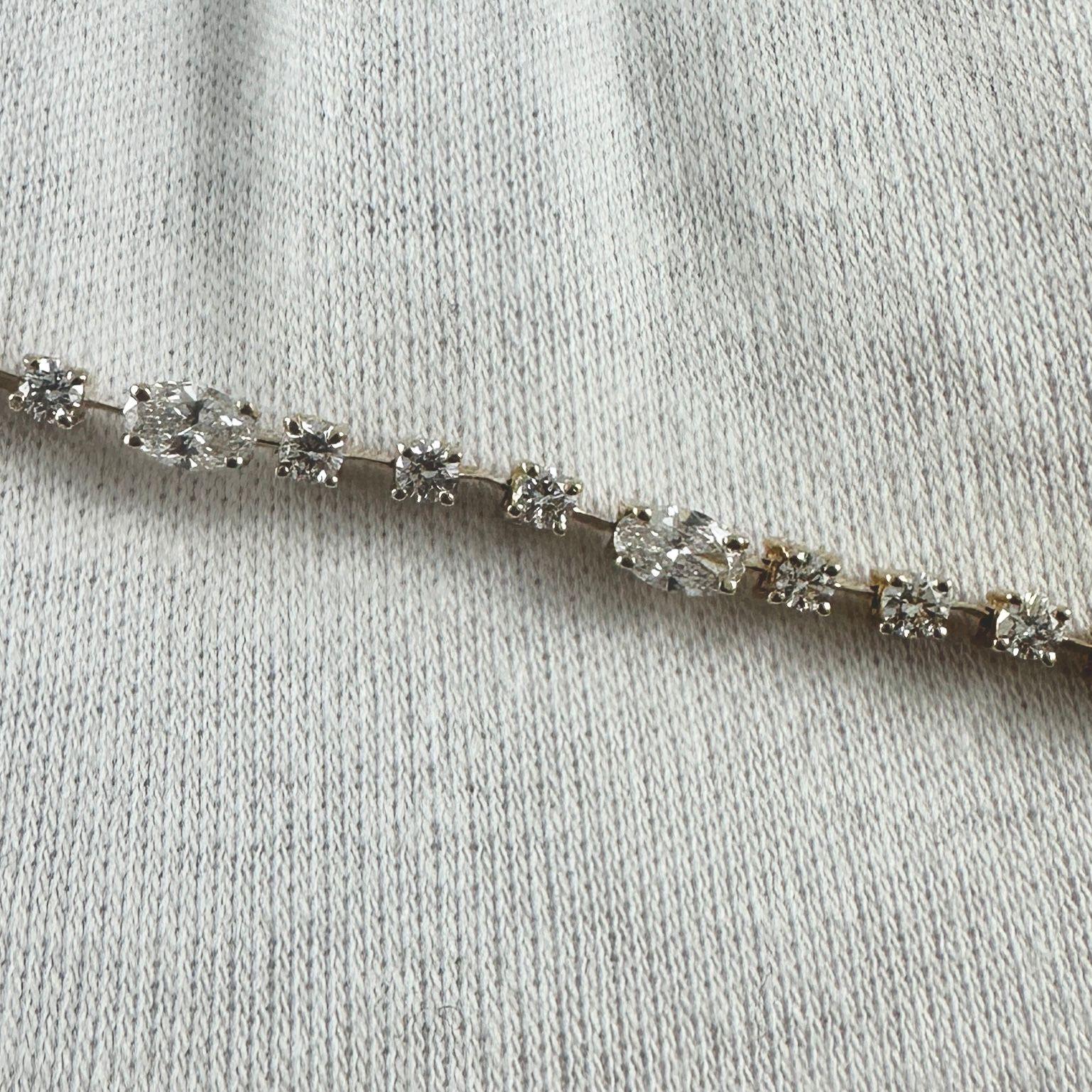 Contemporain Bracelet de tennis en or jaune 14K avec diamants ovales et ronds de 3,15 carats, 7 pouces en vente