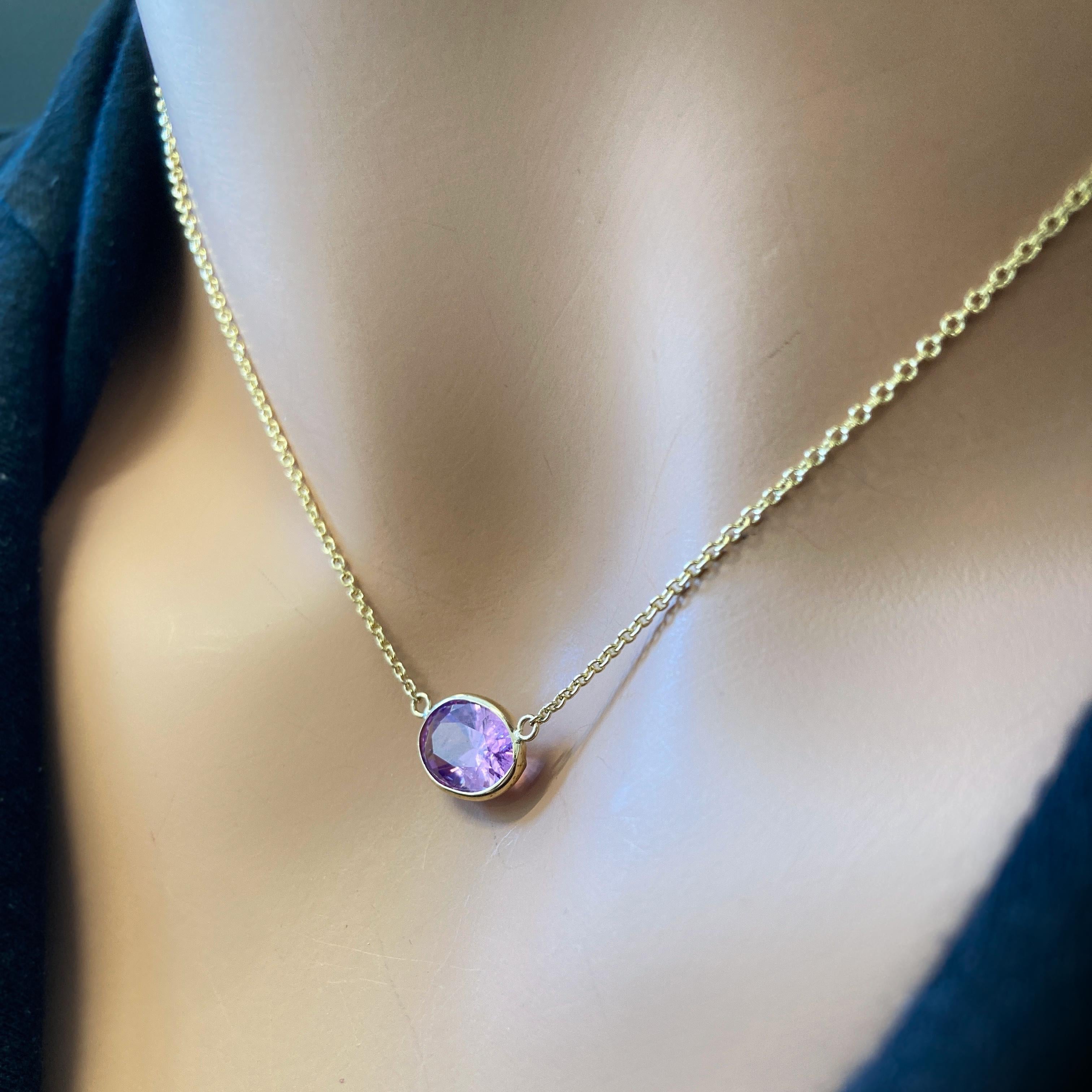 Contemporary 3.15 Carat Purple Sapphire Oval Cut Fashion Necklaces In 14K Yellow Gold For Sale