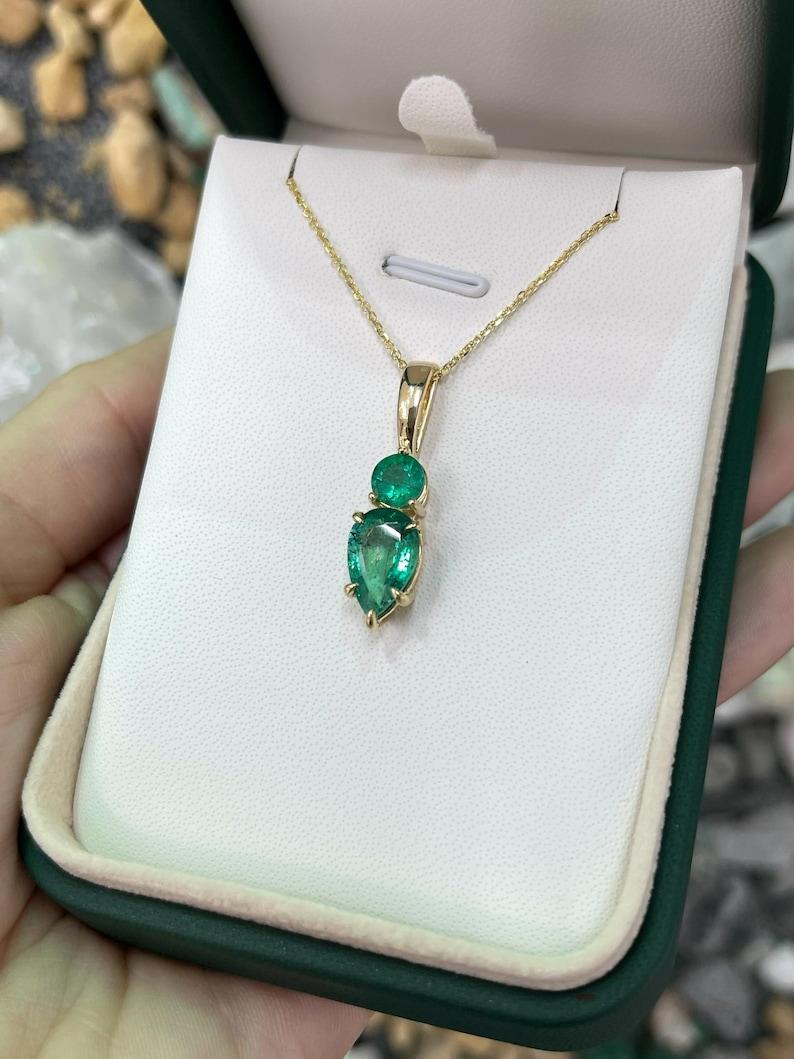 3,15 Karat Smaragd-Halskette aus Sambia  14K Gold Teardrop & Runde Anhänger (Moderne) im Angebot