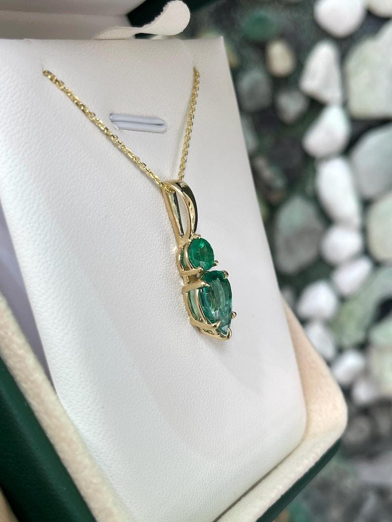 3,15 Karat Smaragd-Halskette aus Sambia  14K Gold Teardrop & Runde Anhänger (Rundschliff) im Angebot