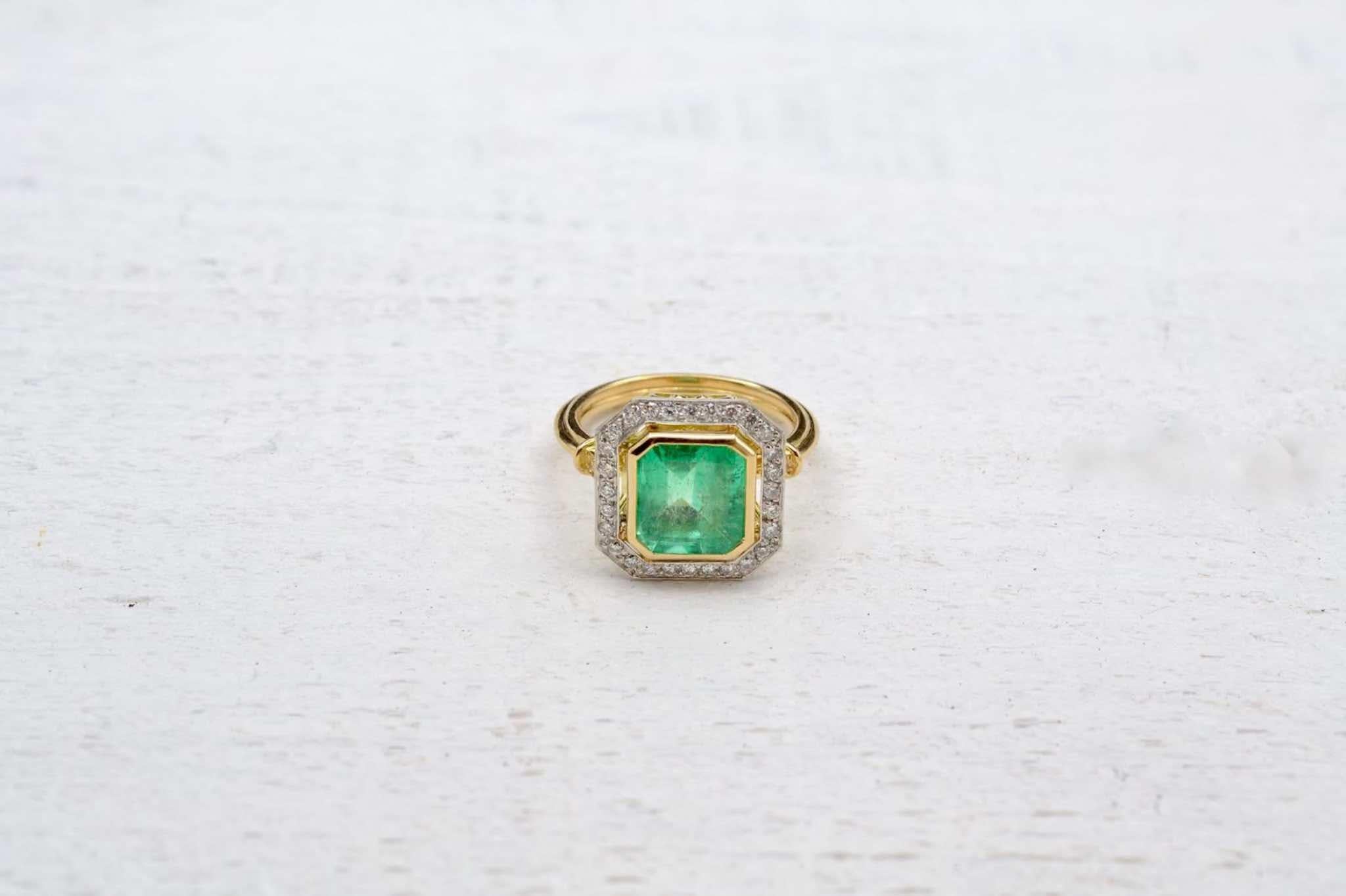 Stones: 3.15 carats Colombian Emerald
and diamonds for a total weight of 0.36 carats.
Material: 18k yellow gold and platinum
Dimensions: 9 x 9 mm
Weight: 6g
Size: 52 (free sizing)
Certificate
Ref. : 23838 / 24149