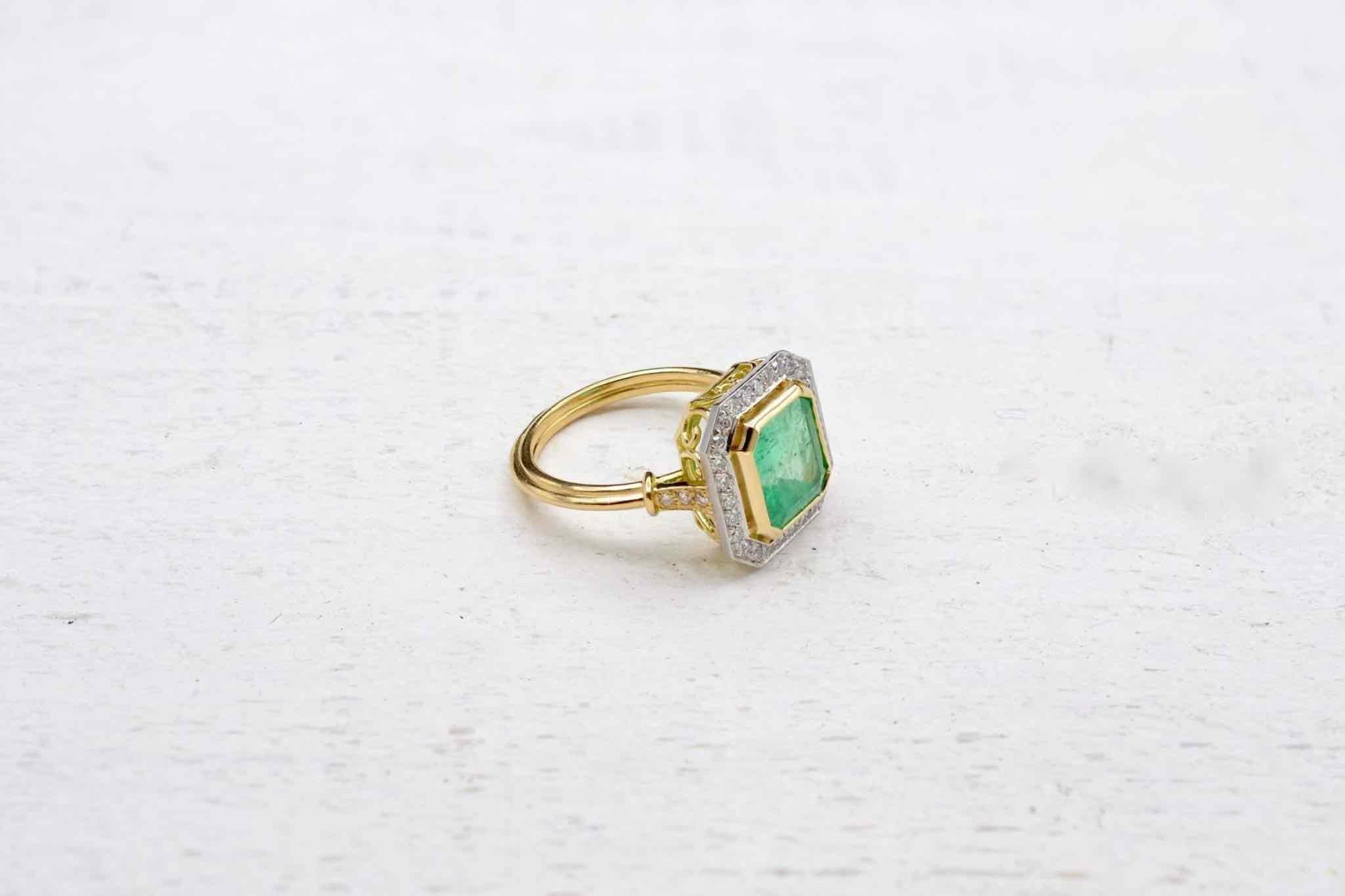  3.15 carats Colombian Emerald and diamonds ring In Good Condition For Sale In PARIS, FR
