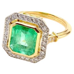 Retro  3.15 carats Colombian Emerald and diamonds ring