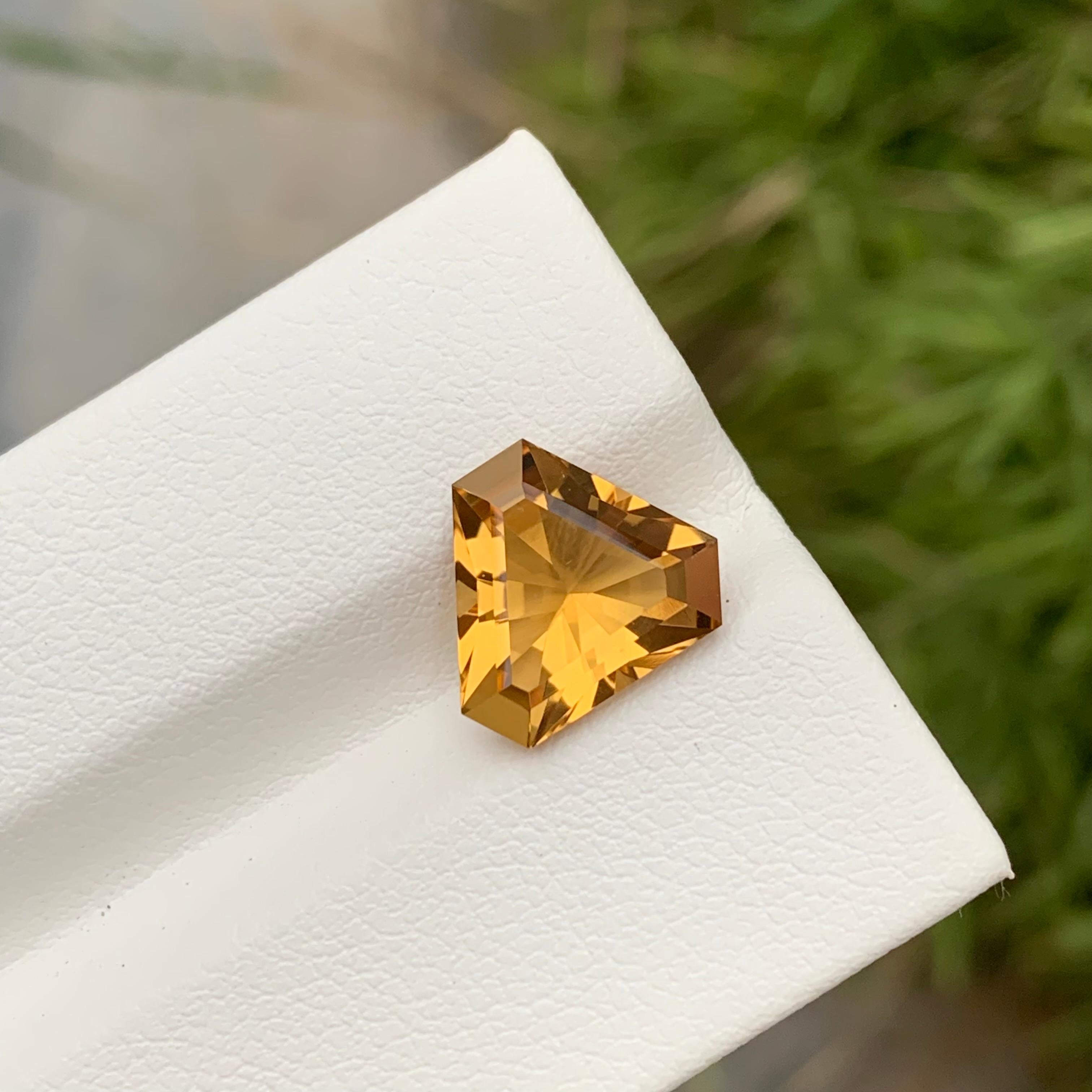 3.15 Carats Natural Loose Trillion Cut Citrine Gem From Earth Mine In New Condition For Sale In Peshawar, PK