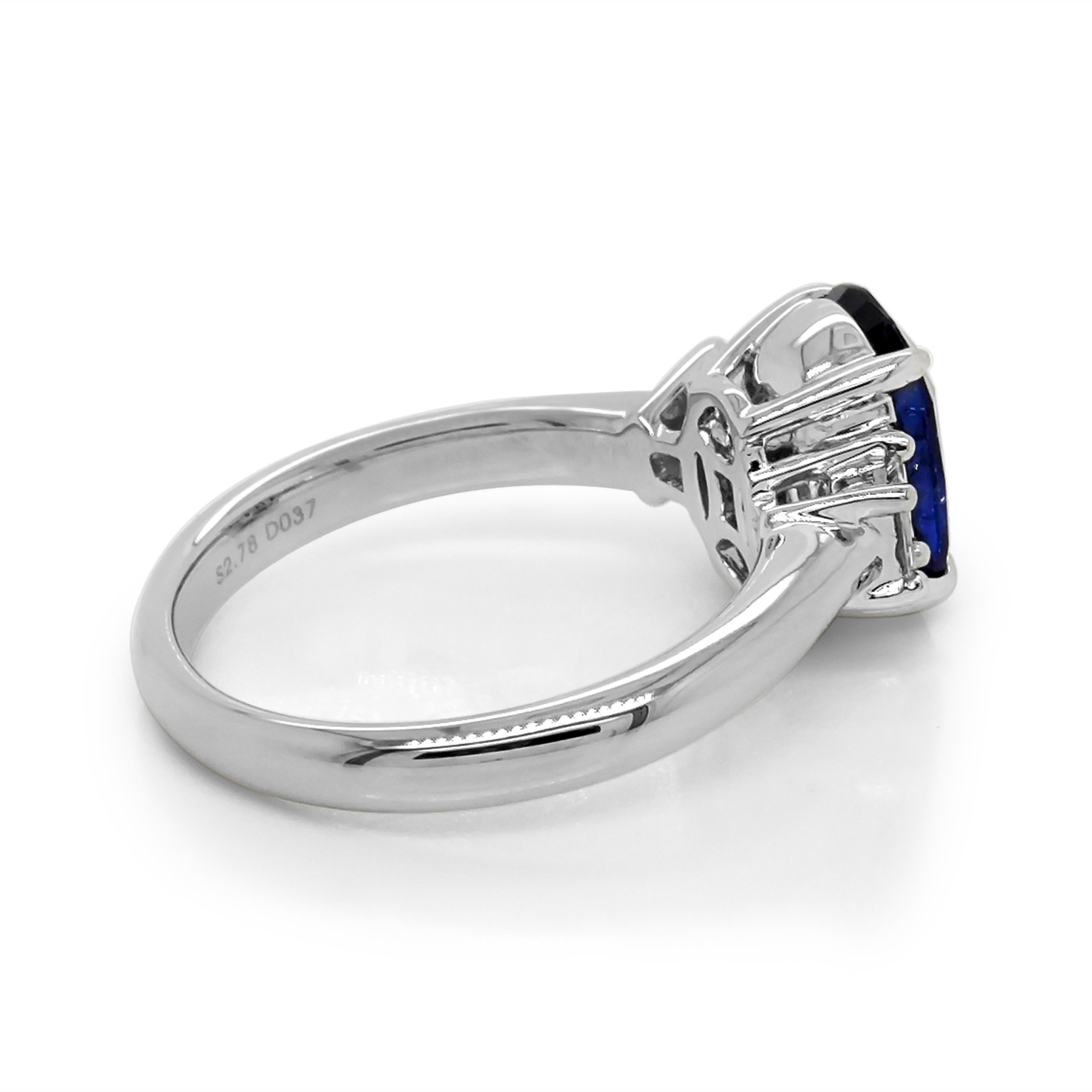 1 Zaffiro: 2,78 Carati
2 diamanti bianchi: 0,37 Carati
Metallo: Oro bianco 18 carati, 4,70 grammi