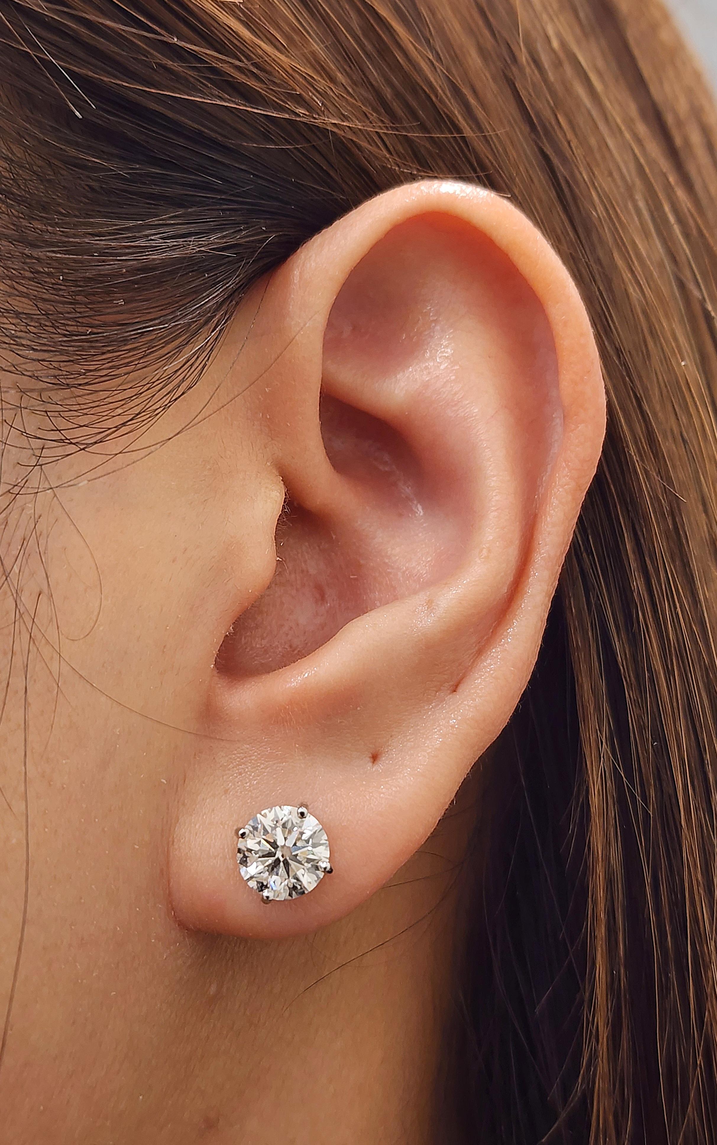 Questi bellissimi orecchini con diamanti a 4 punte presentano 2 diamanti a taglio rotondo del peso di 3,15 carati, con una purezza I1/I2 e un colore H/I, incastonati in oro bianco 14k.