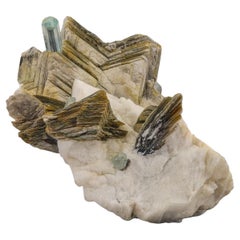 315 grammi di cristallo di acquamarina blu appollaiato su muscovite a stella dal Pakistan